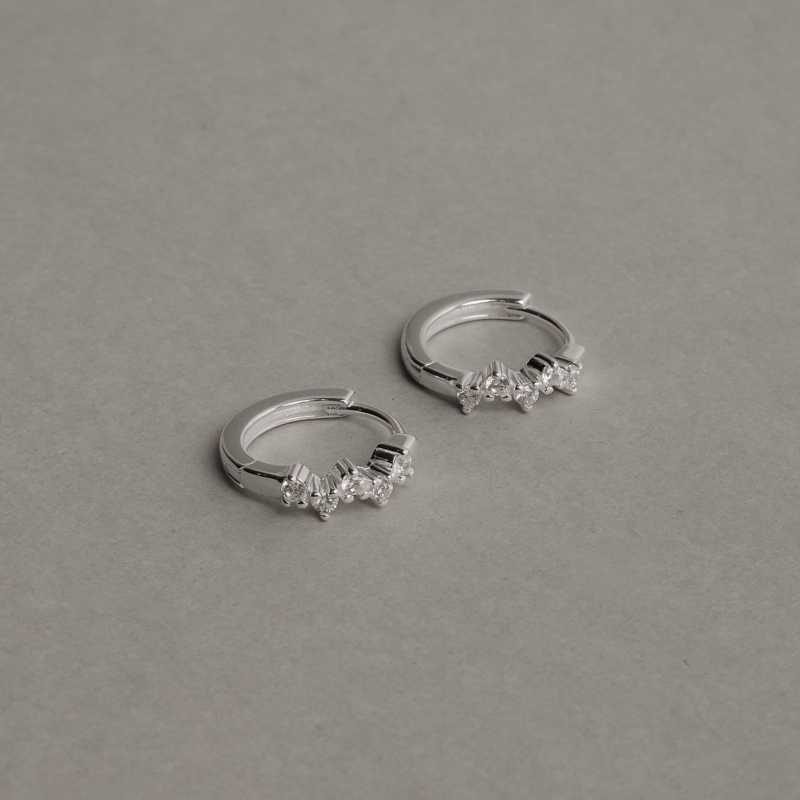 Argola click 13mm com zircônias redondas