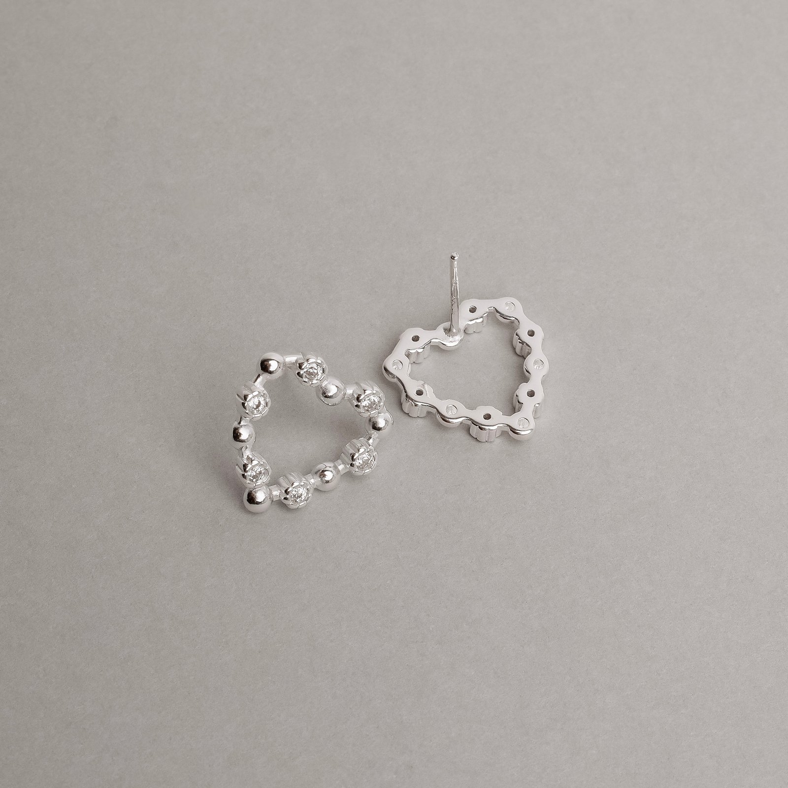 Brinco coração vazado bolinhas e zircônias 15mm