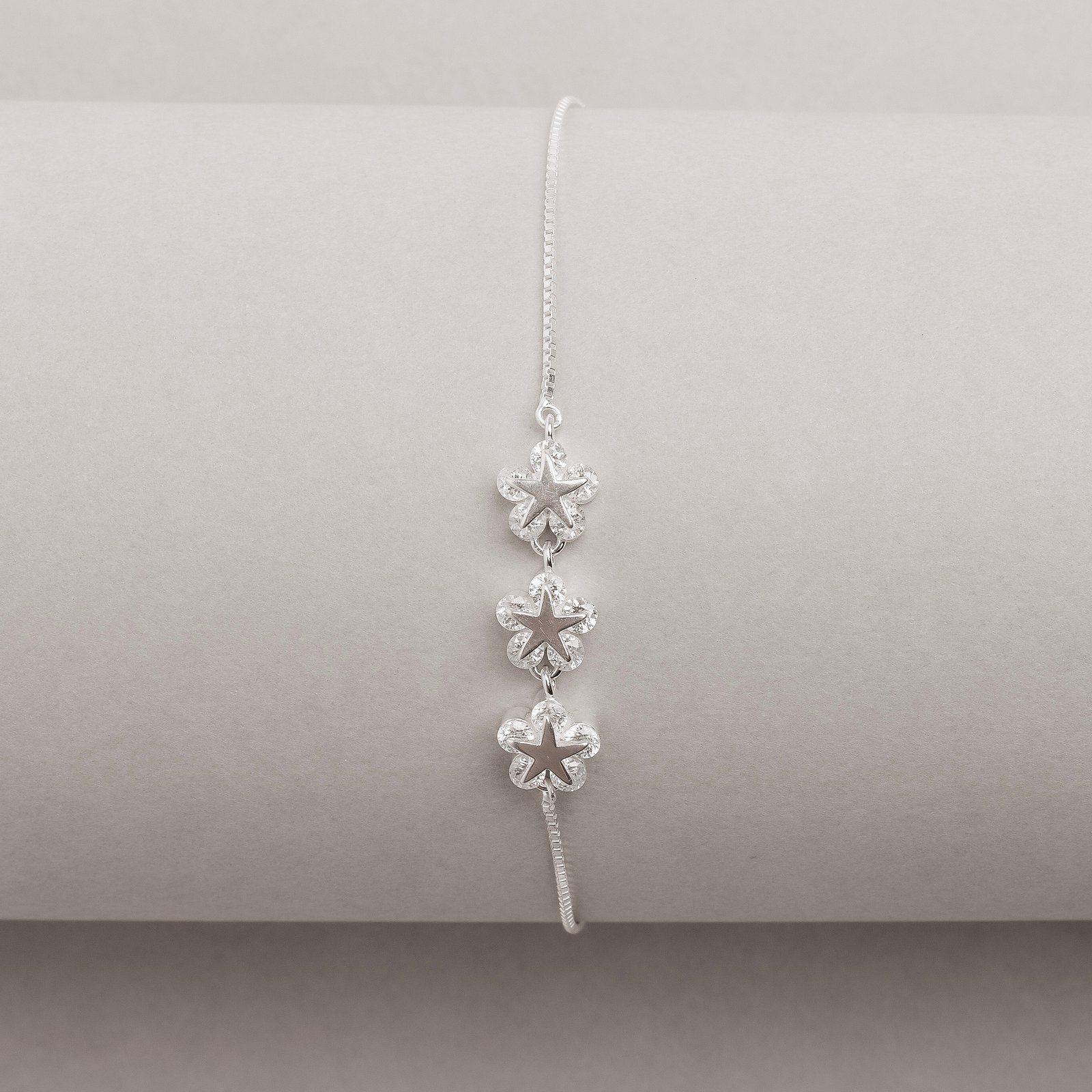 Pulseira entremeio estrelas cravejadas regulável fecho bola