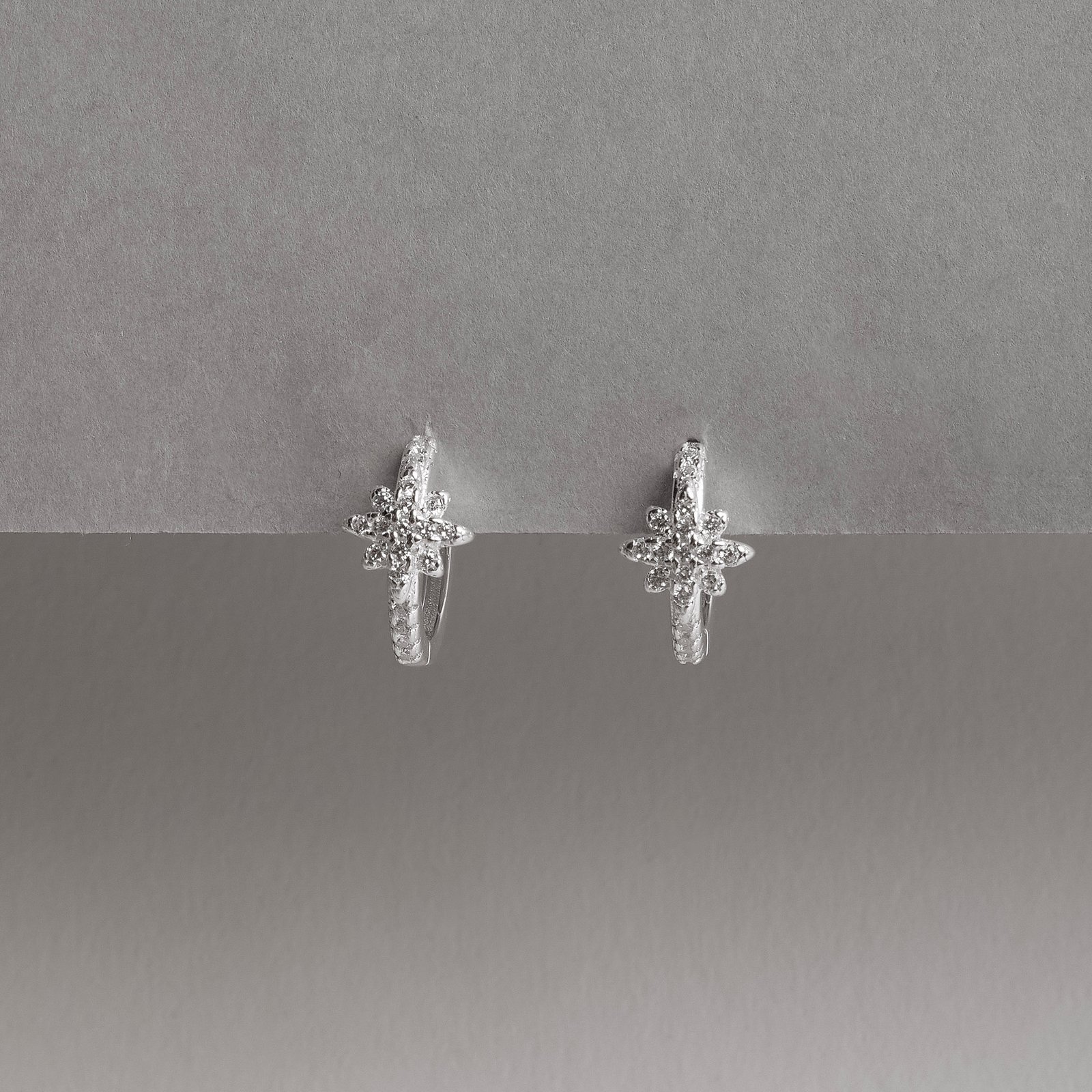 Argola click estrela 8 pontas cravejada 13mm