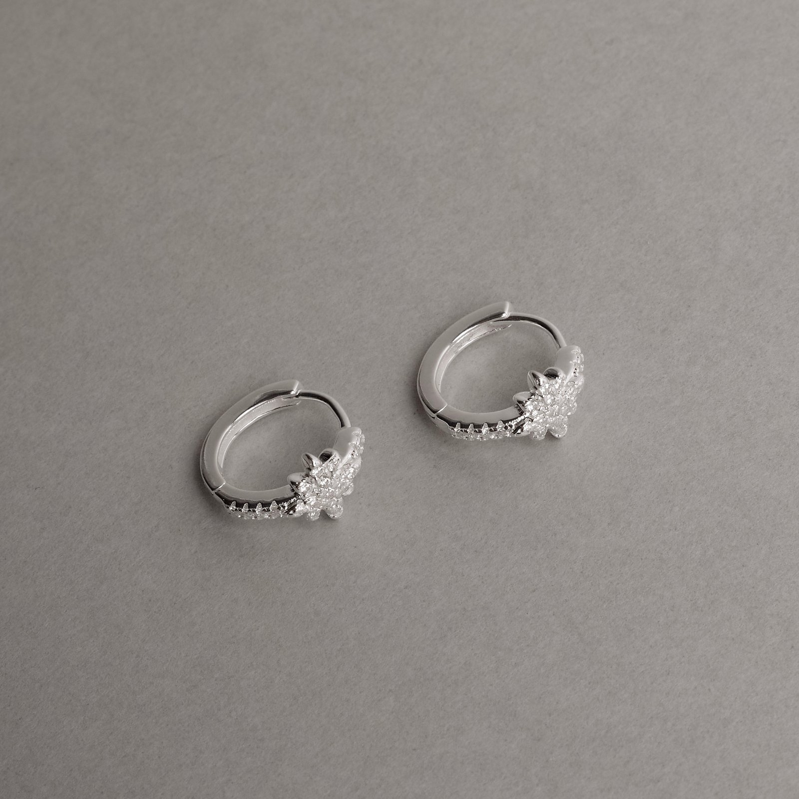 Argola click estrela 8 pontas cravejada 13mm