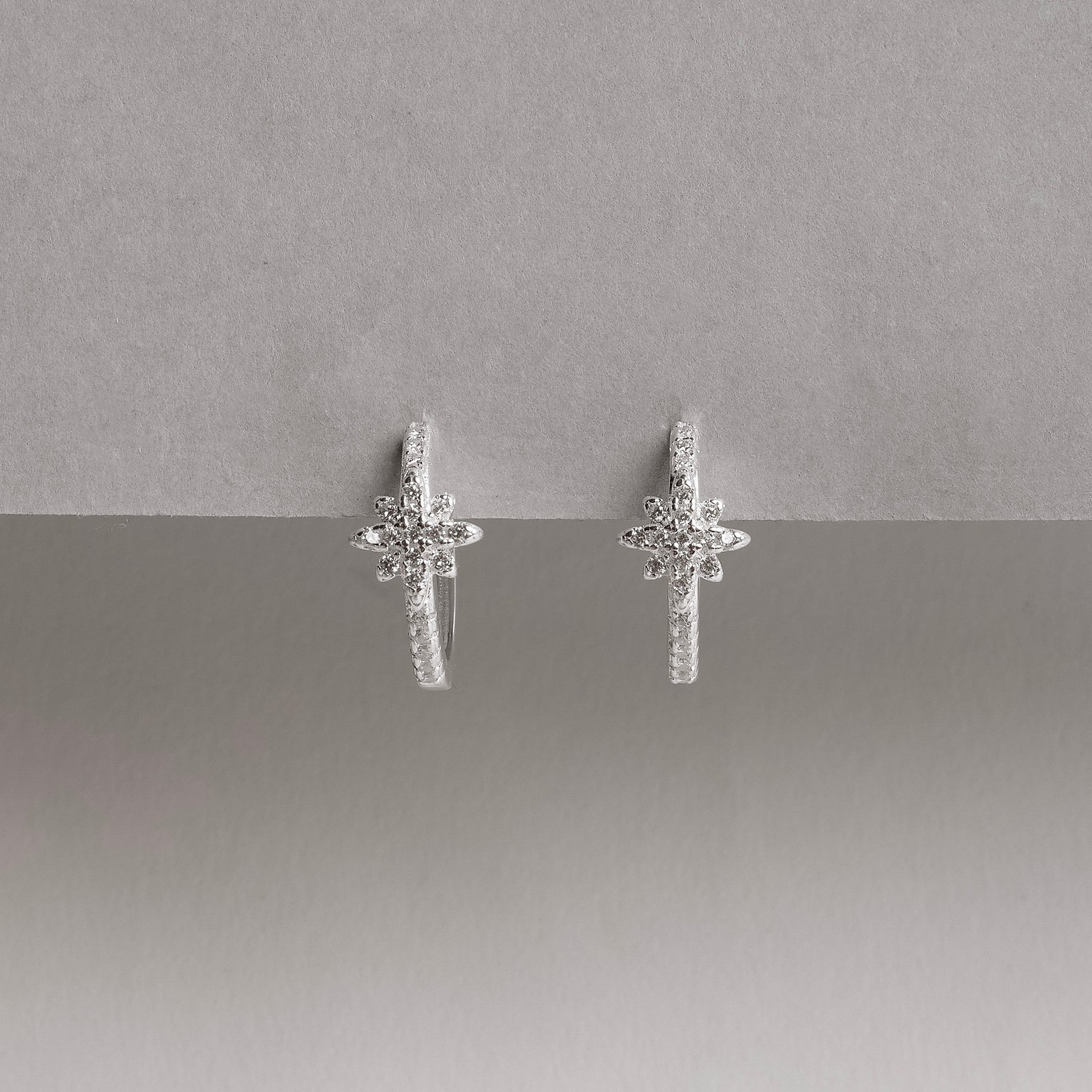 Argola click estrela 8 pontas cravejada 15mm