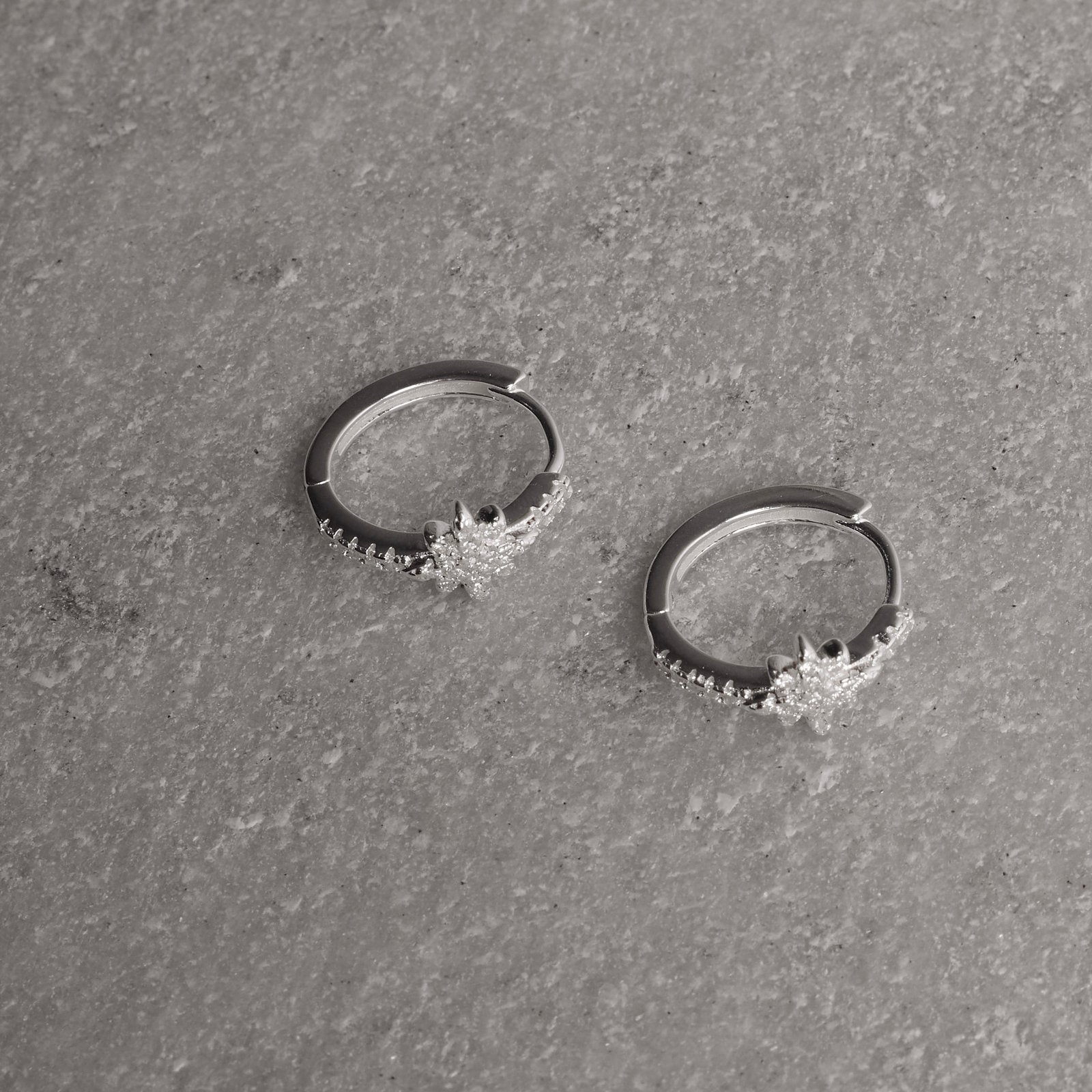Argola click estrela 8 pontas cravejada 15mm