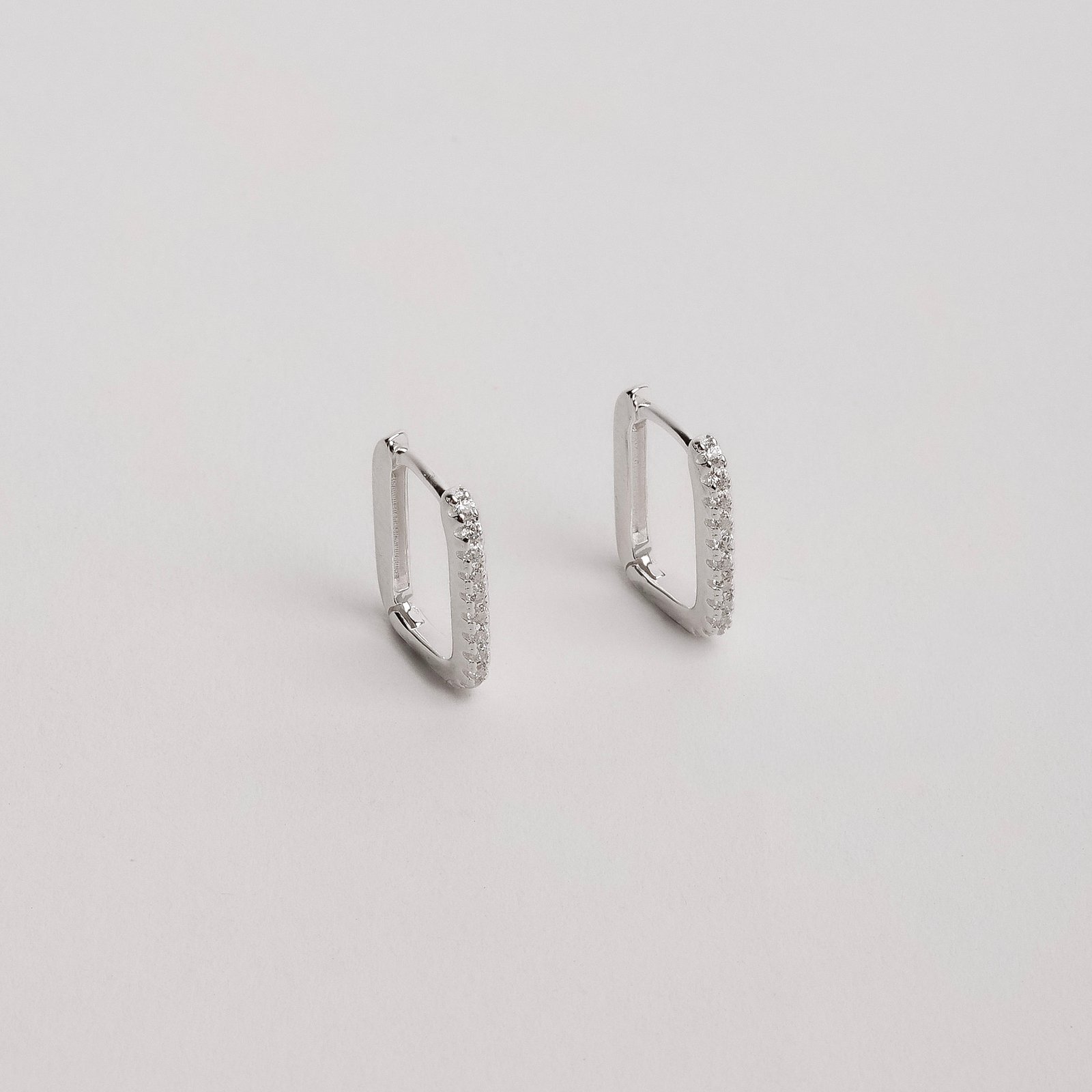 Argola click retangular cravejada 14mm