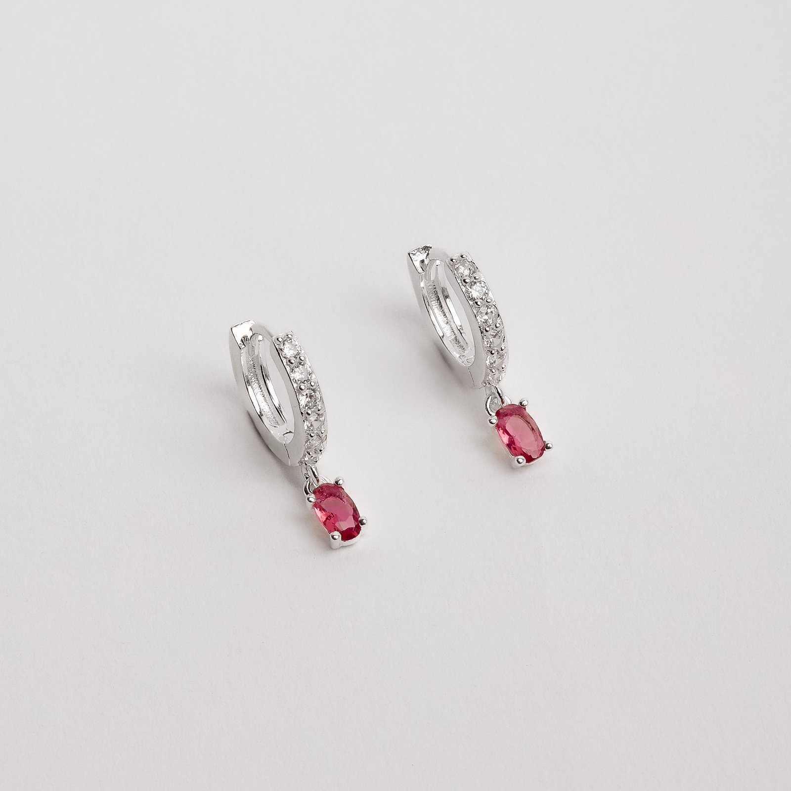 Argola click cravejada 11mm pingente zircônia oval rubi