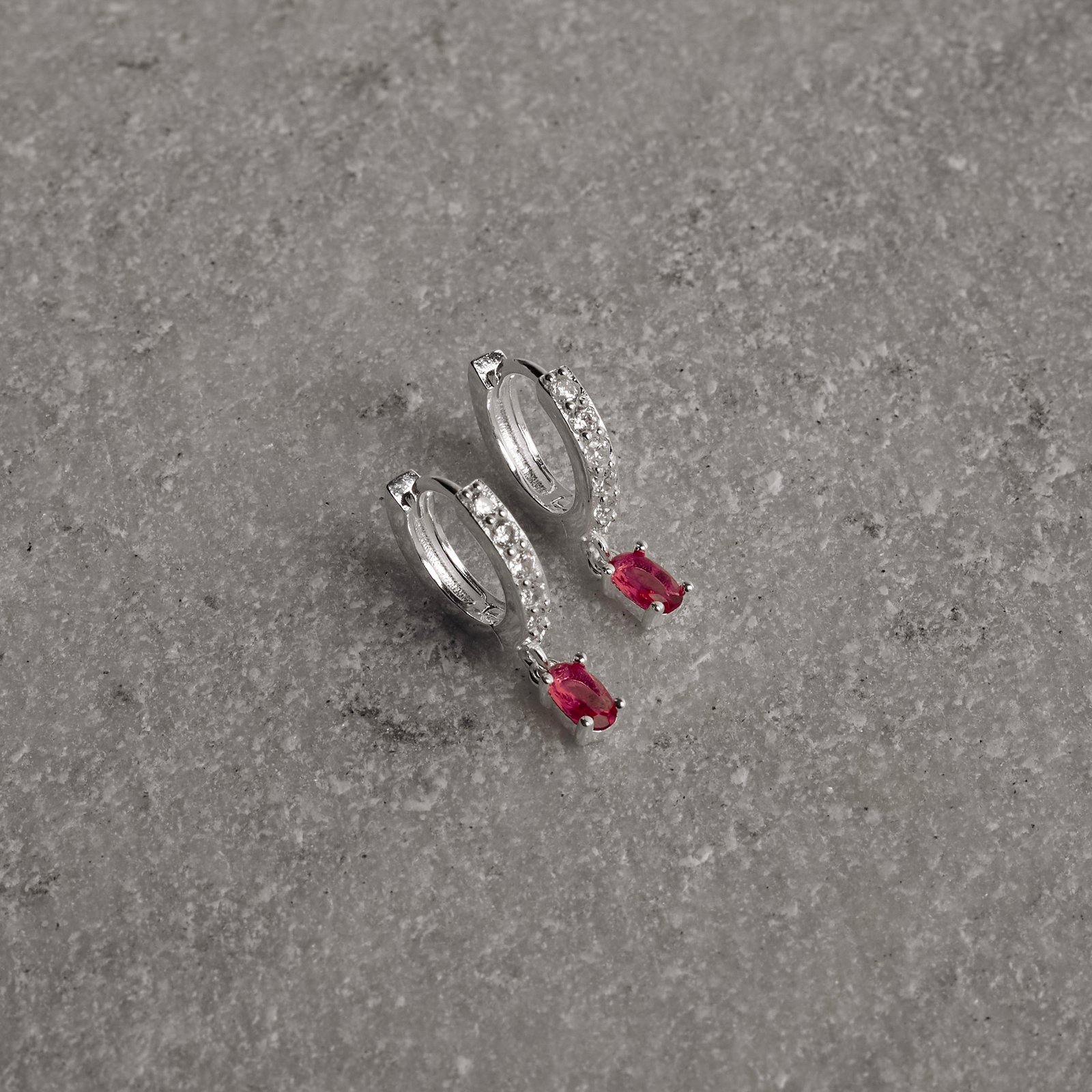 Argola click cravejada 11mm pingente zircônia oval rubi