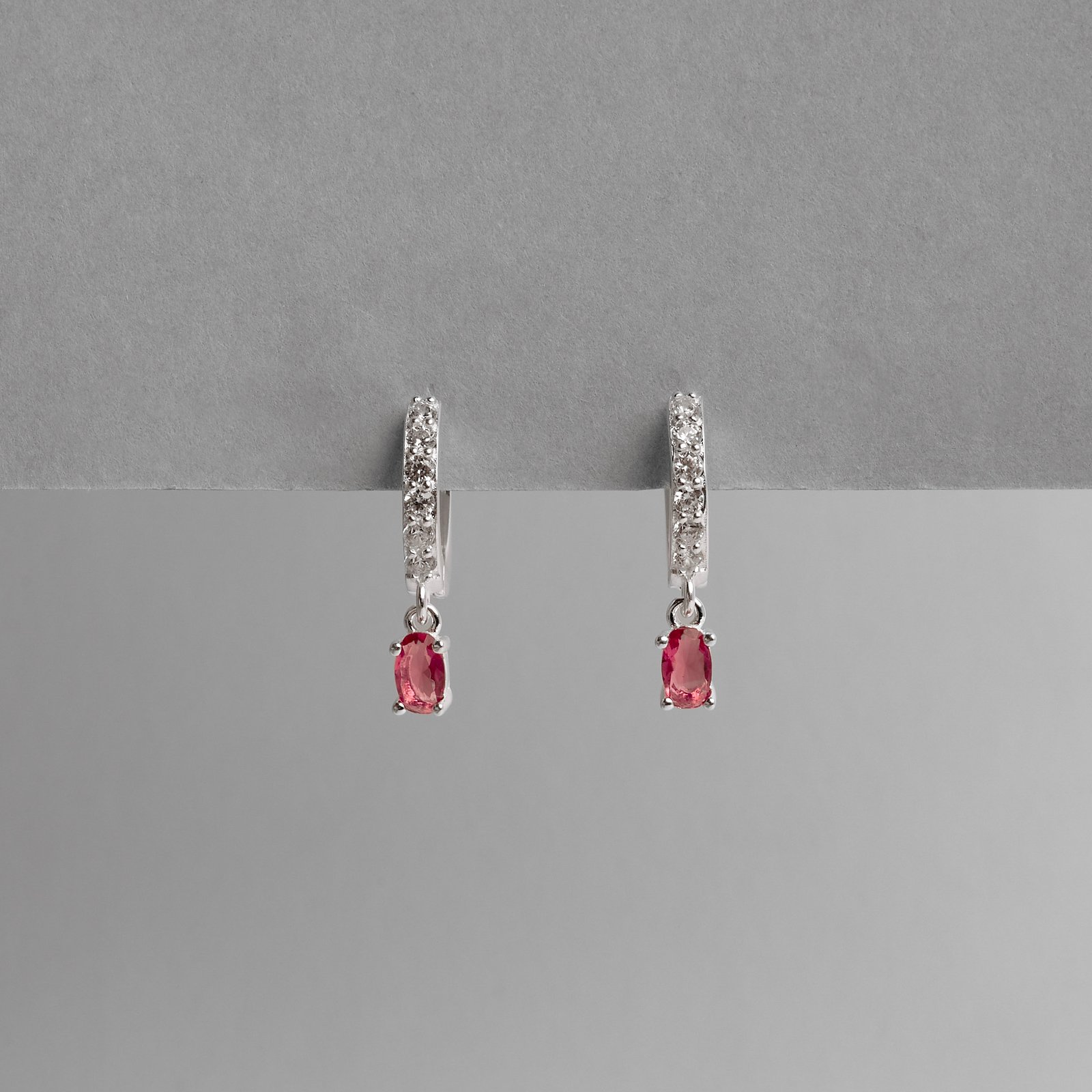 Argola click cravejada 11mm pingente zircônia oval rubi