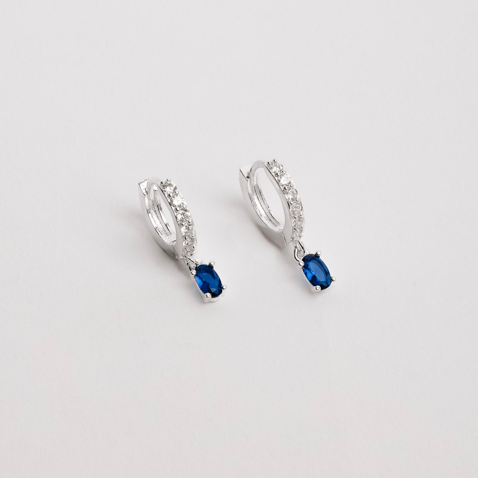 Argola click cravejada 11mm pingente zircônia oval azul
