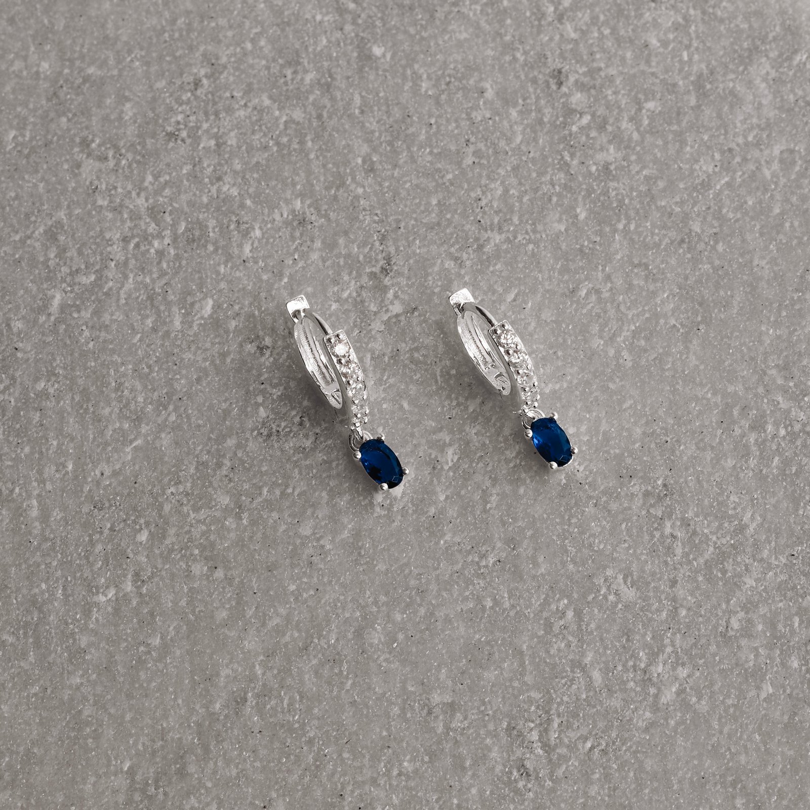 Argola click cravejada 11mm pingente zircônia oval azul