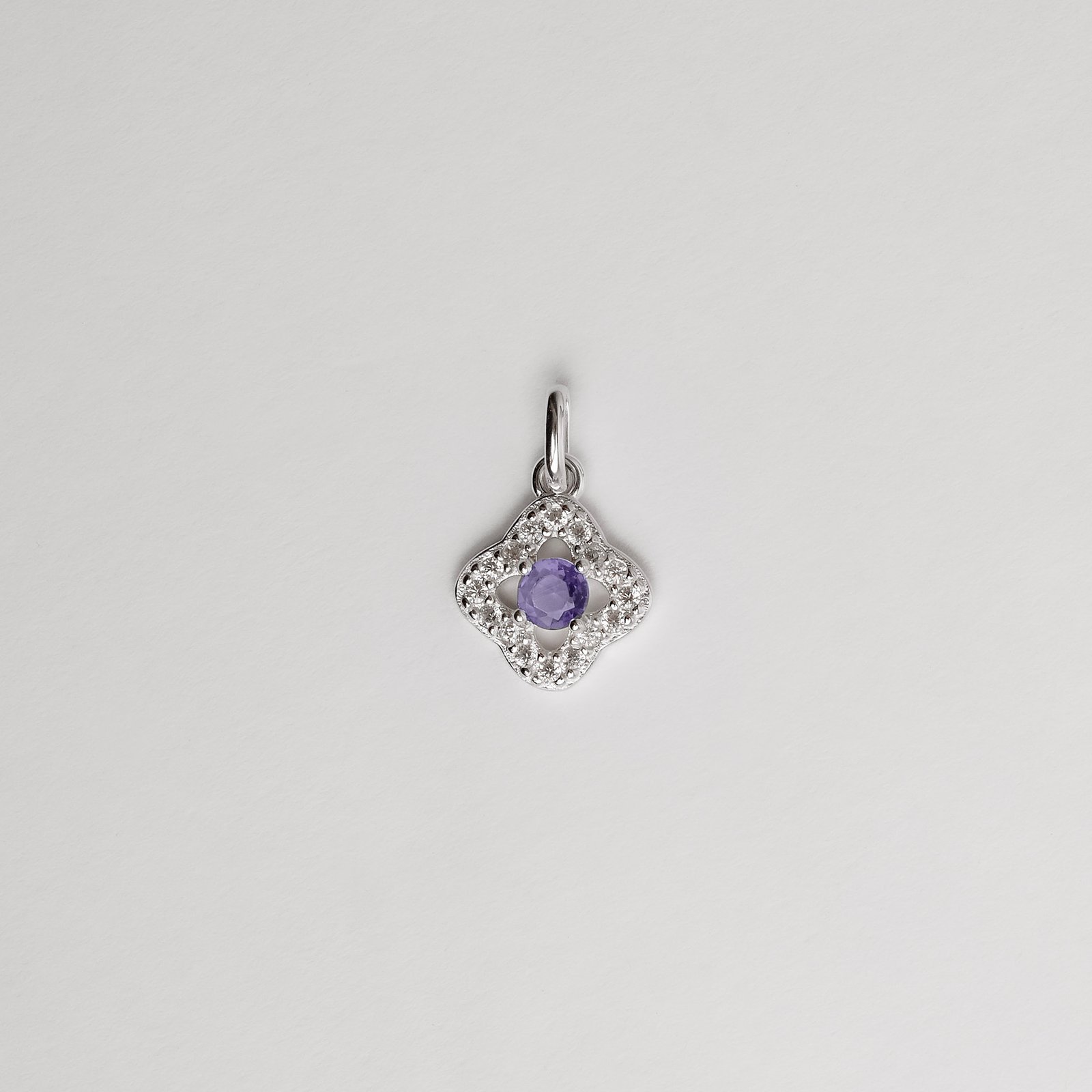 Pingente trevo vazado cravejado com zircônia lilás 11mm