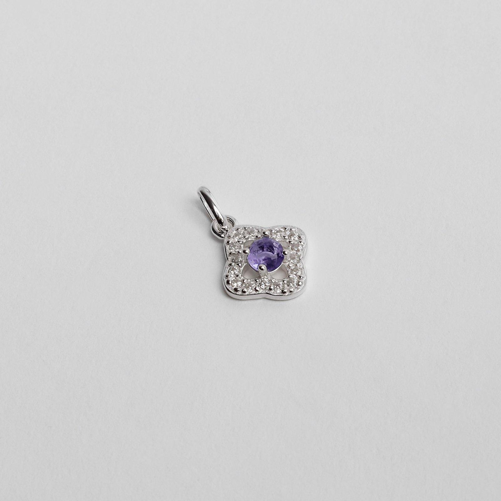 Pingente trevo vazado cravejado com zircônia lilás 11mm