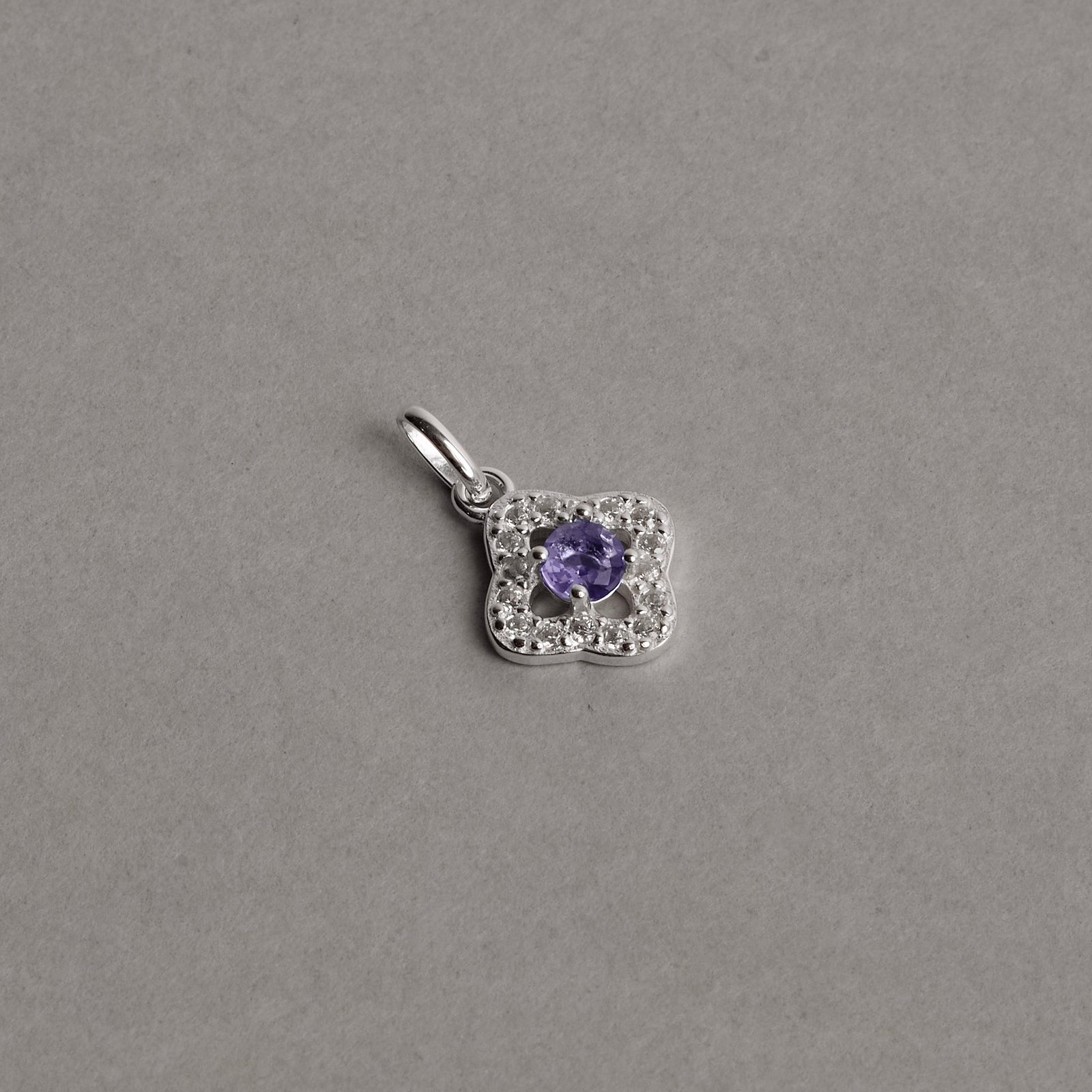 Pingente trevo vazado cravejado com zircônia lilás 11mm