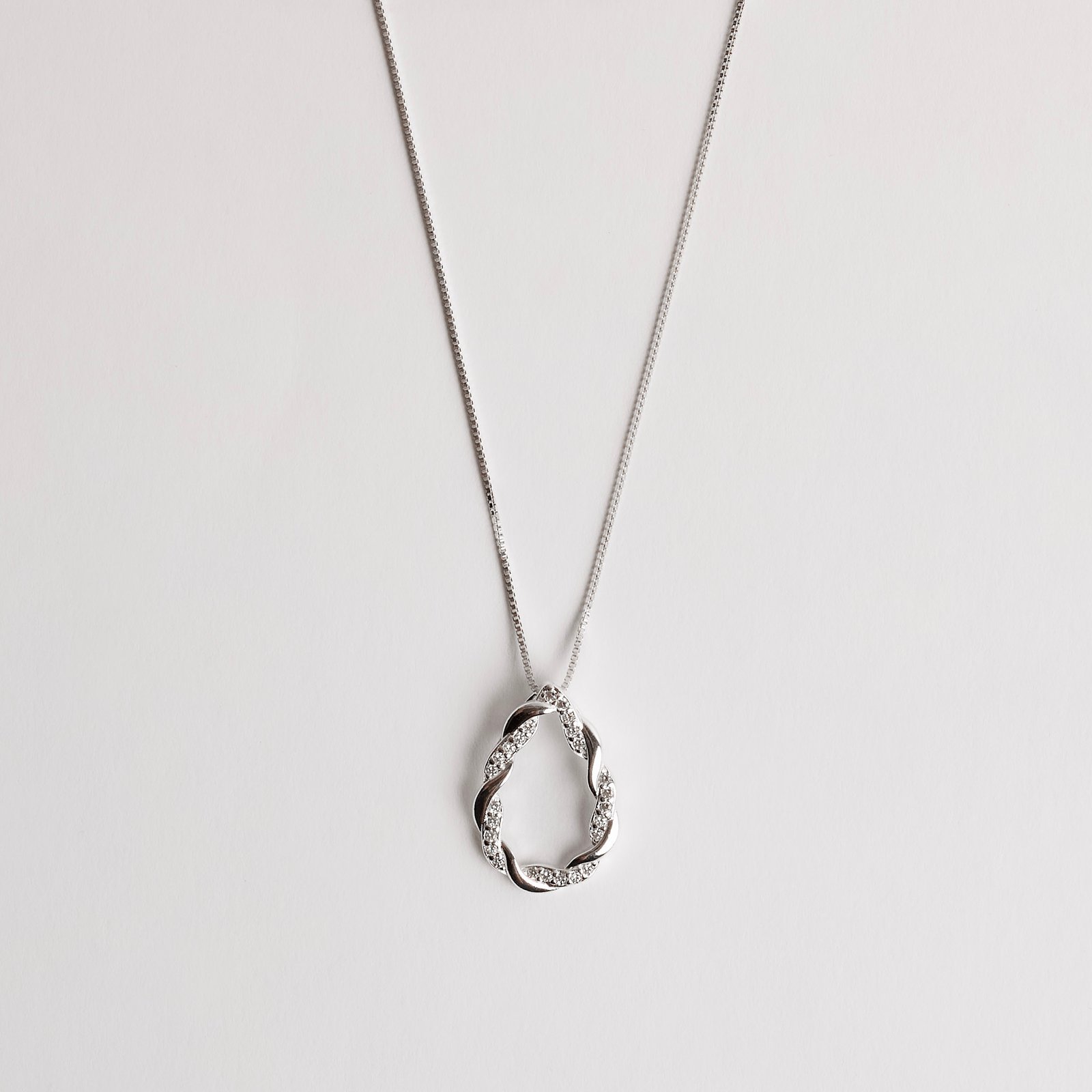Colar gota vazada trançada cravejada 20mm 45cm