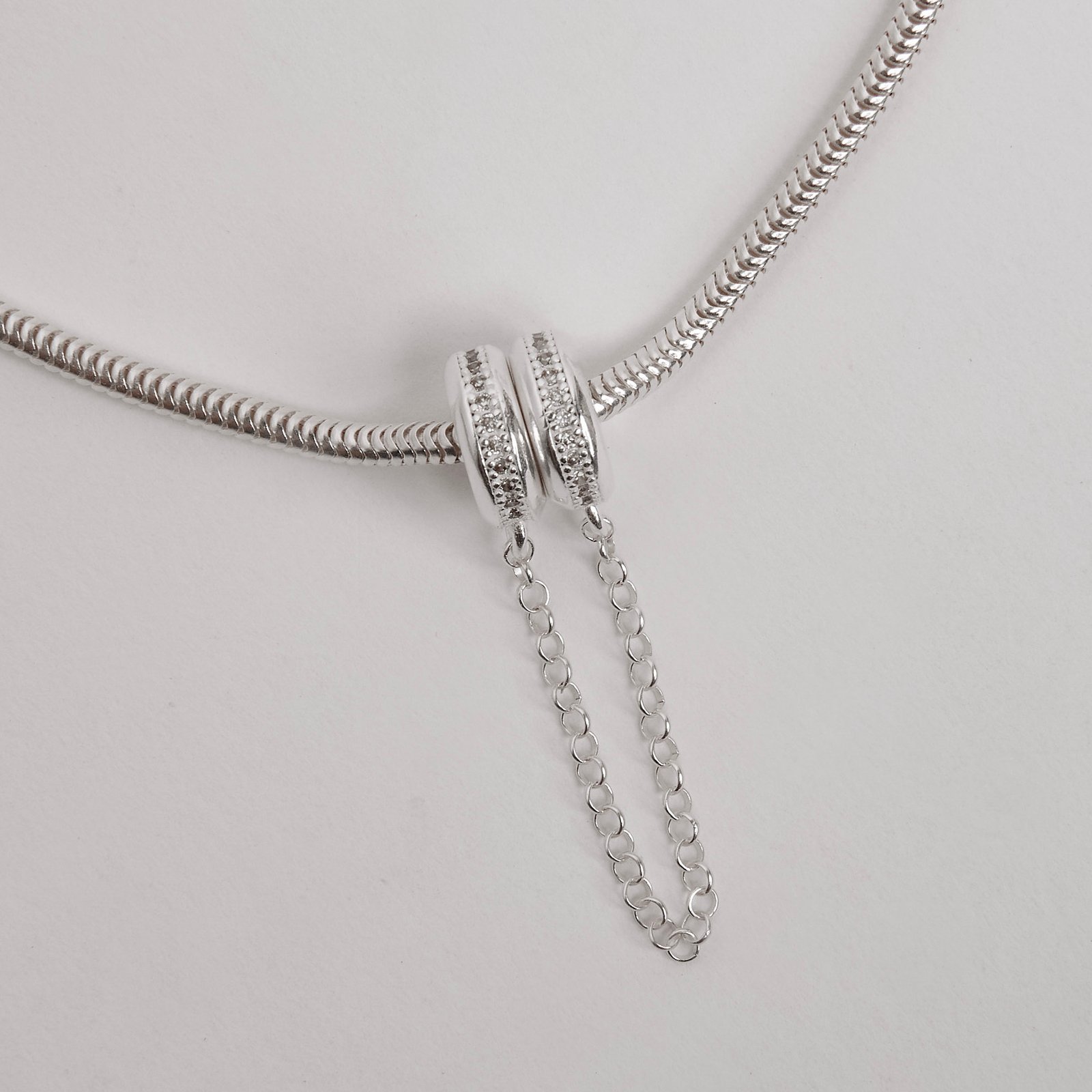 Berloque trava cravejada silicone