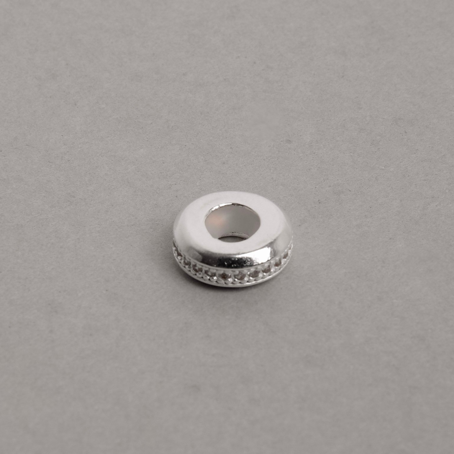 Berloque trava cravejado com silicone 10mm
