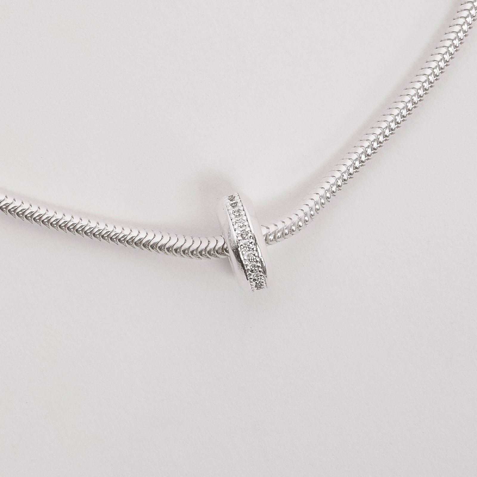 Berloque trava cravejado com silicone 10mm