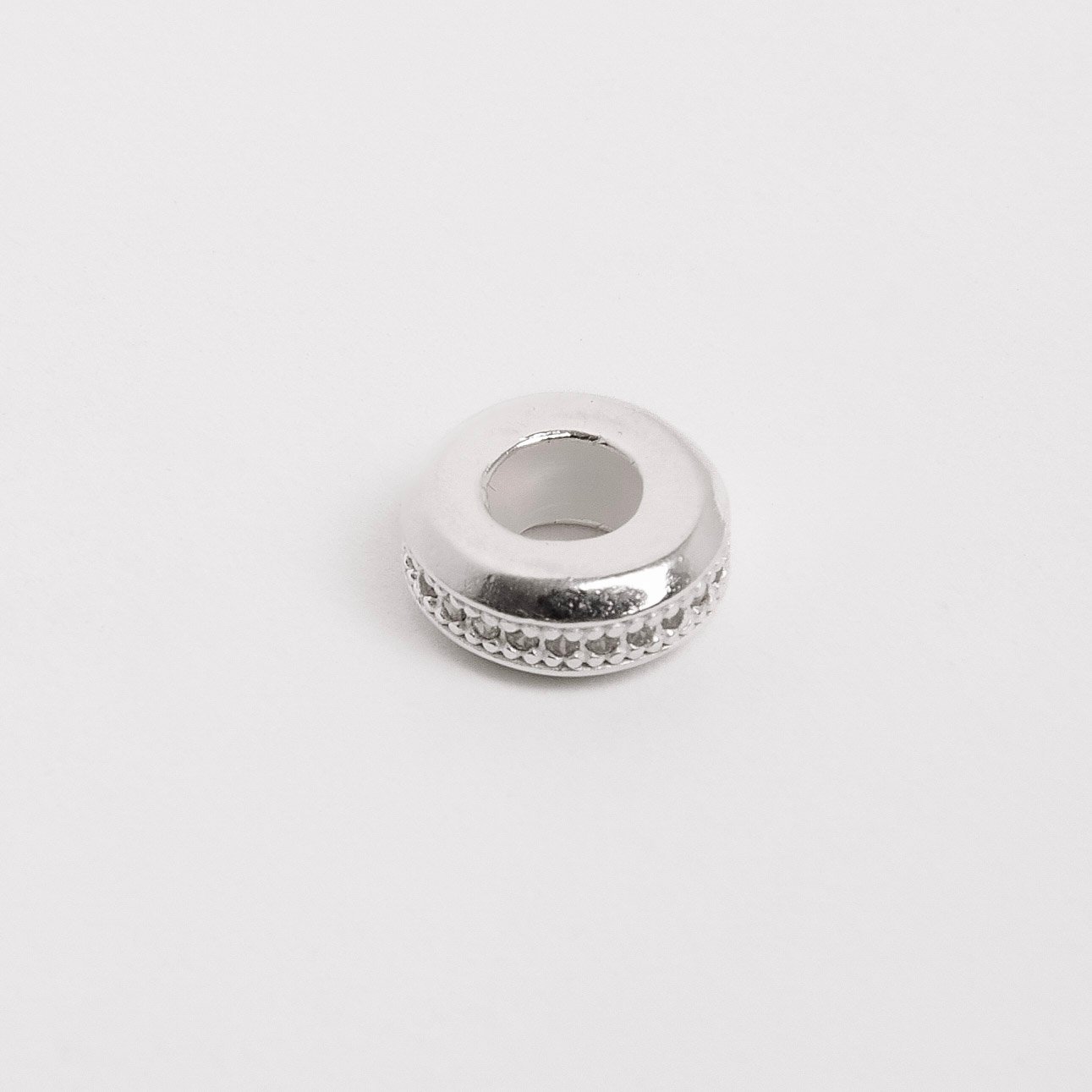 Berloque trava cravejado com silicone 10mm