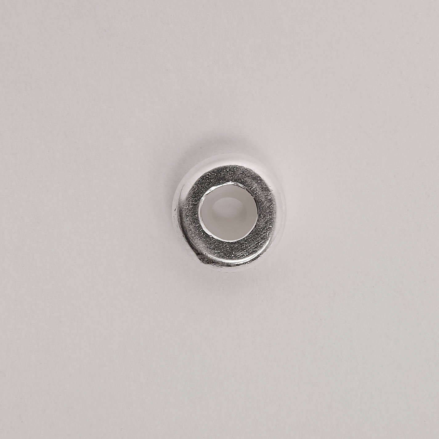 Berloque trava cravejado com silicone 10mm