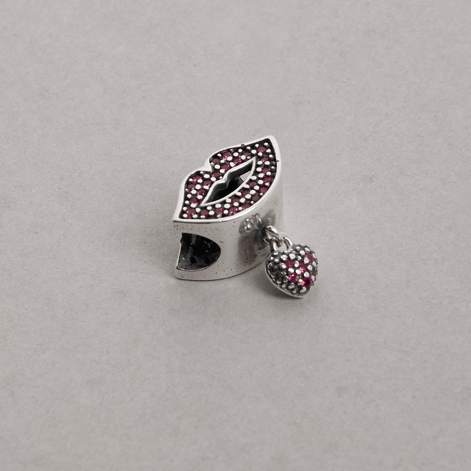 Berloque separador boca cravejada rosa com pingente coração 13mm envelhecido