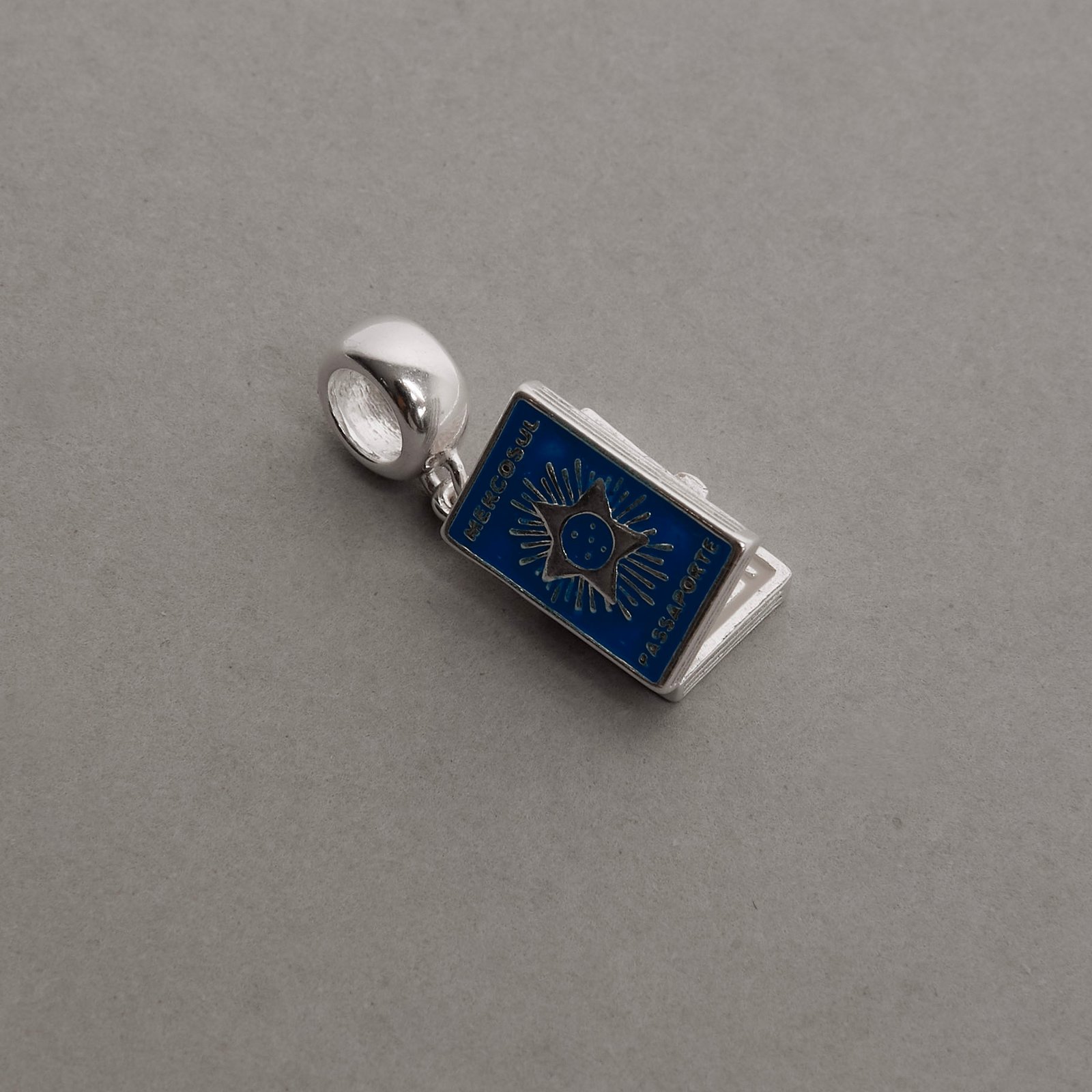 Berloque pingente passaporte 13mm resina