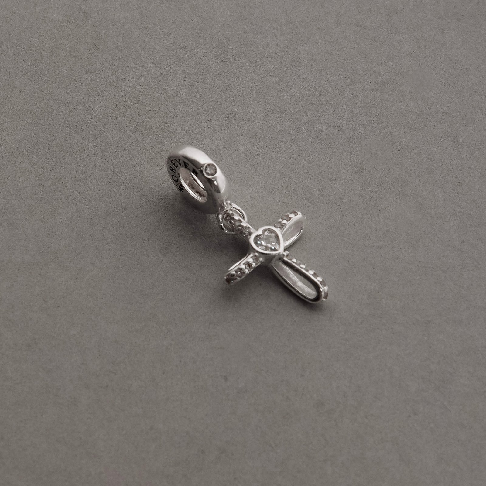 Berloque pingente cruz cravejada com zircônia coração 15mm elo escrito forever envelhecido