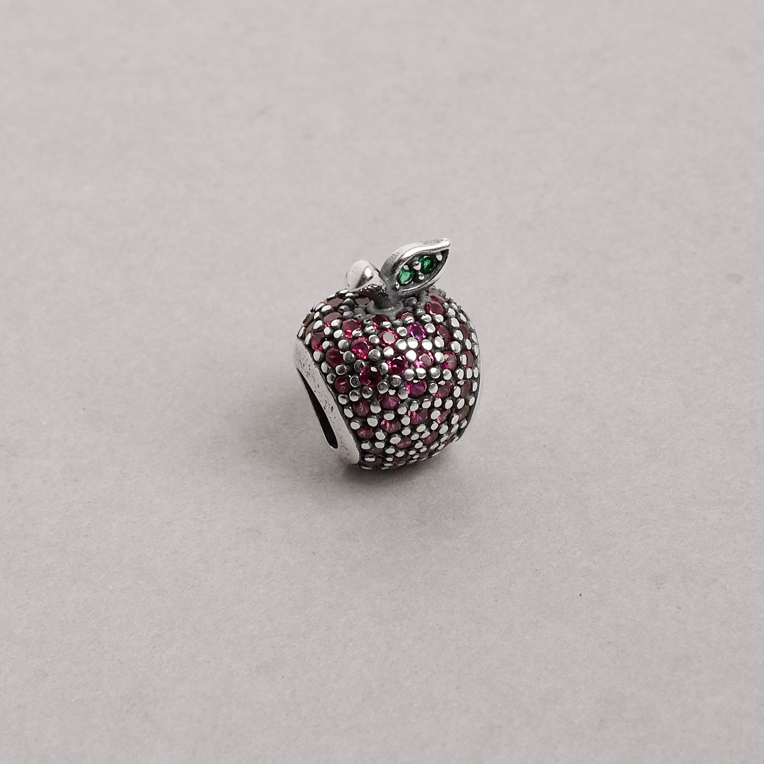 Berloque pingente maçã cravejada rosa 13mm envelhecido