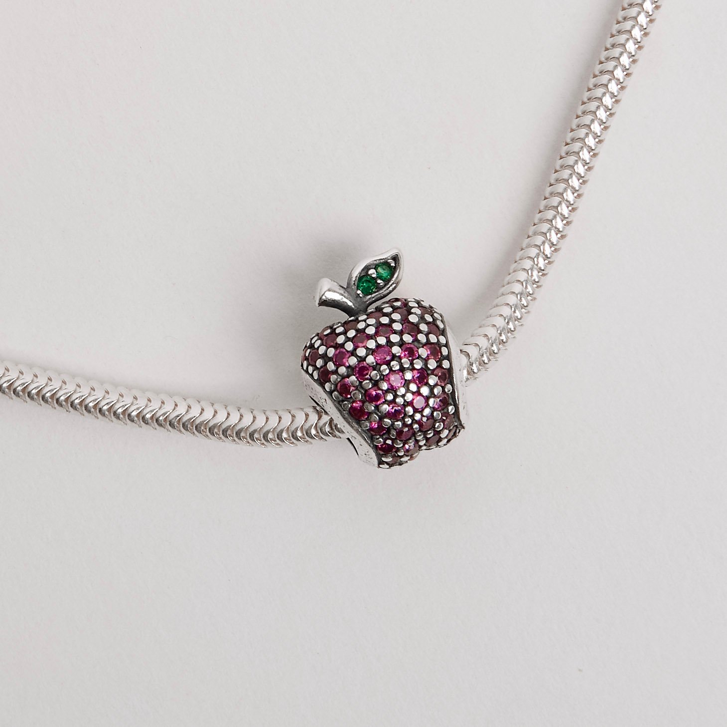 Berloque pingente maçã cravejada rosa 13mm envelhecido