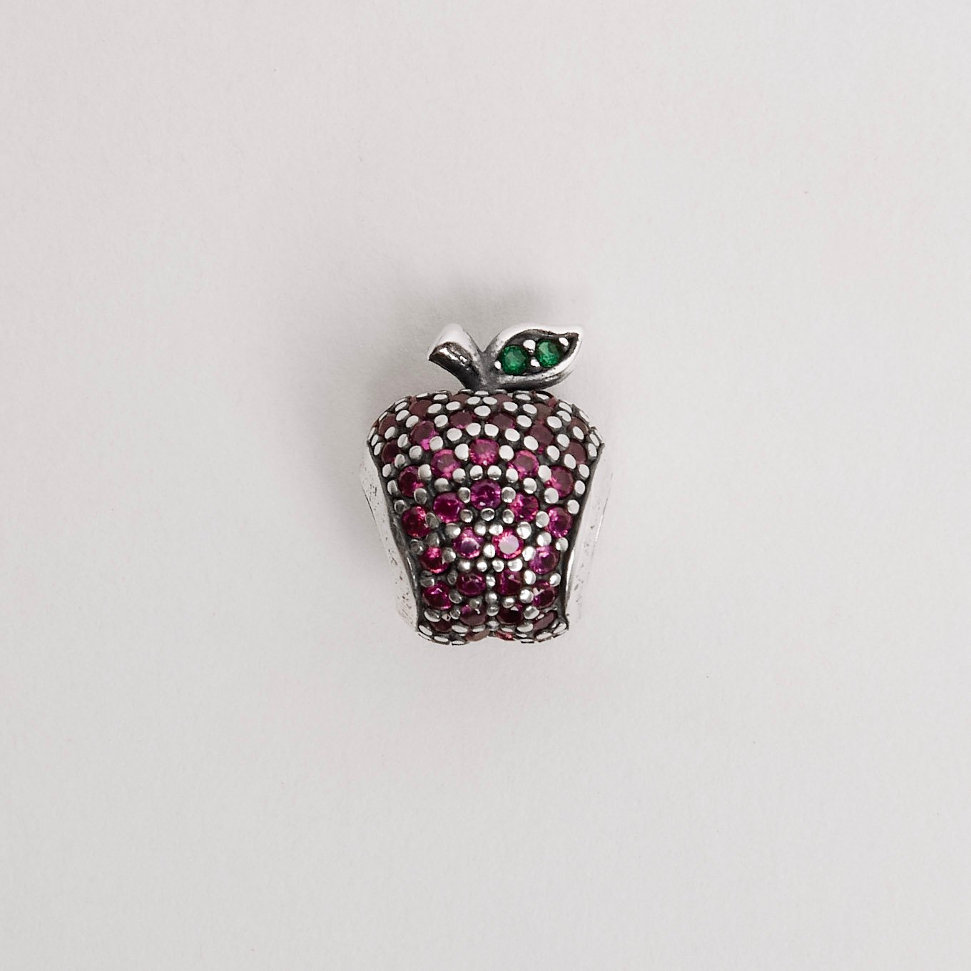 Berloque pingente maçã cravejada rosa 13mm envelhecido