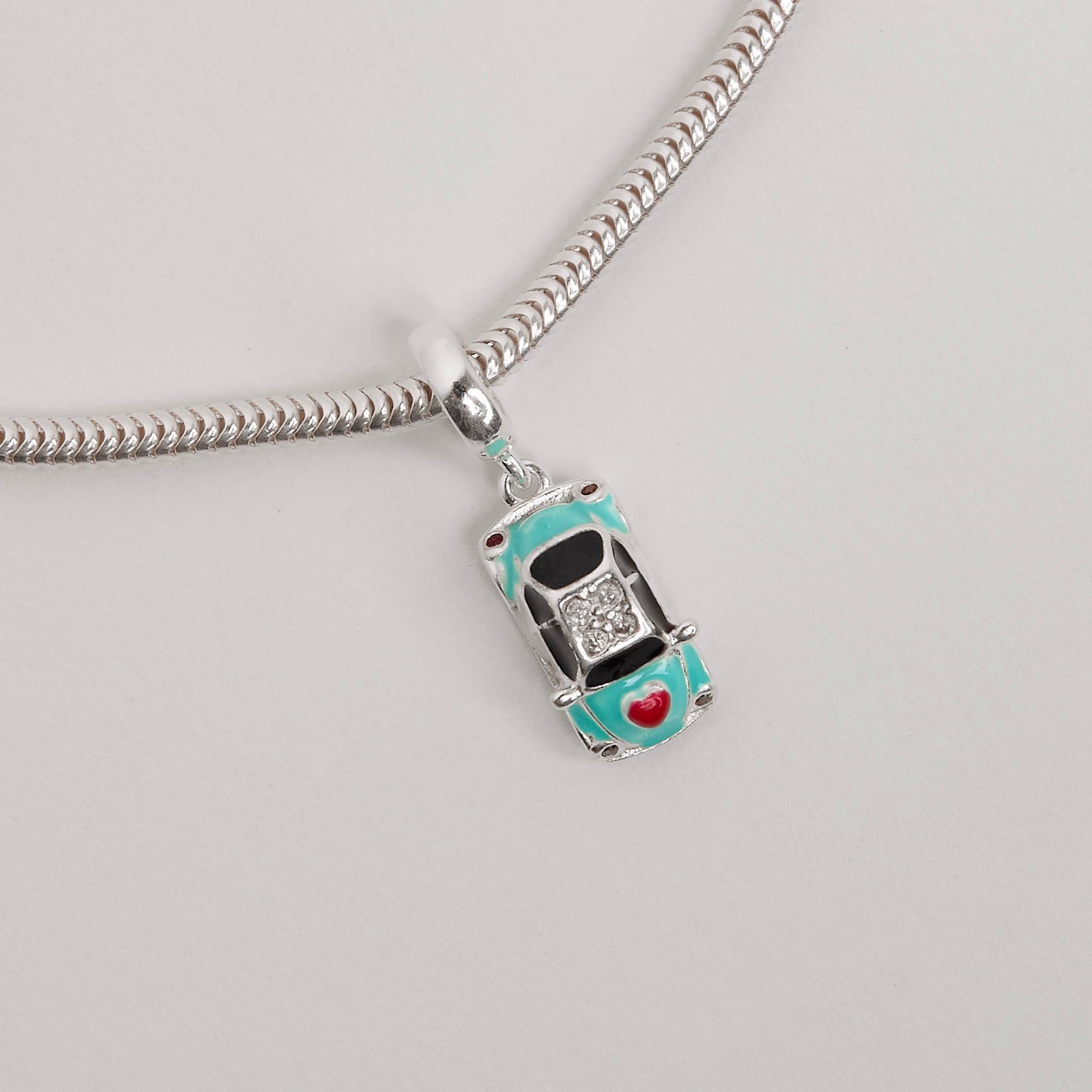 Berloque pingente fusca detalhe cravejado 13mm resina