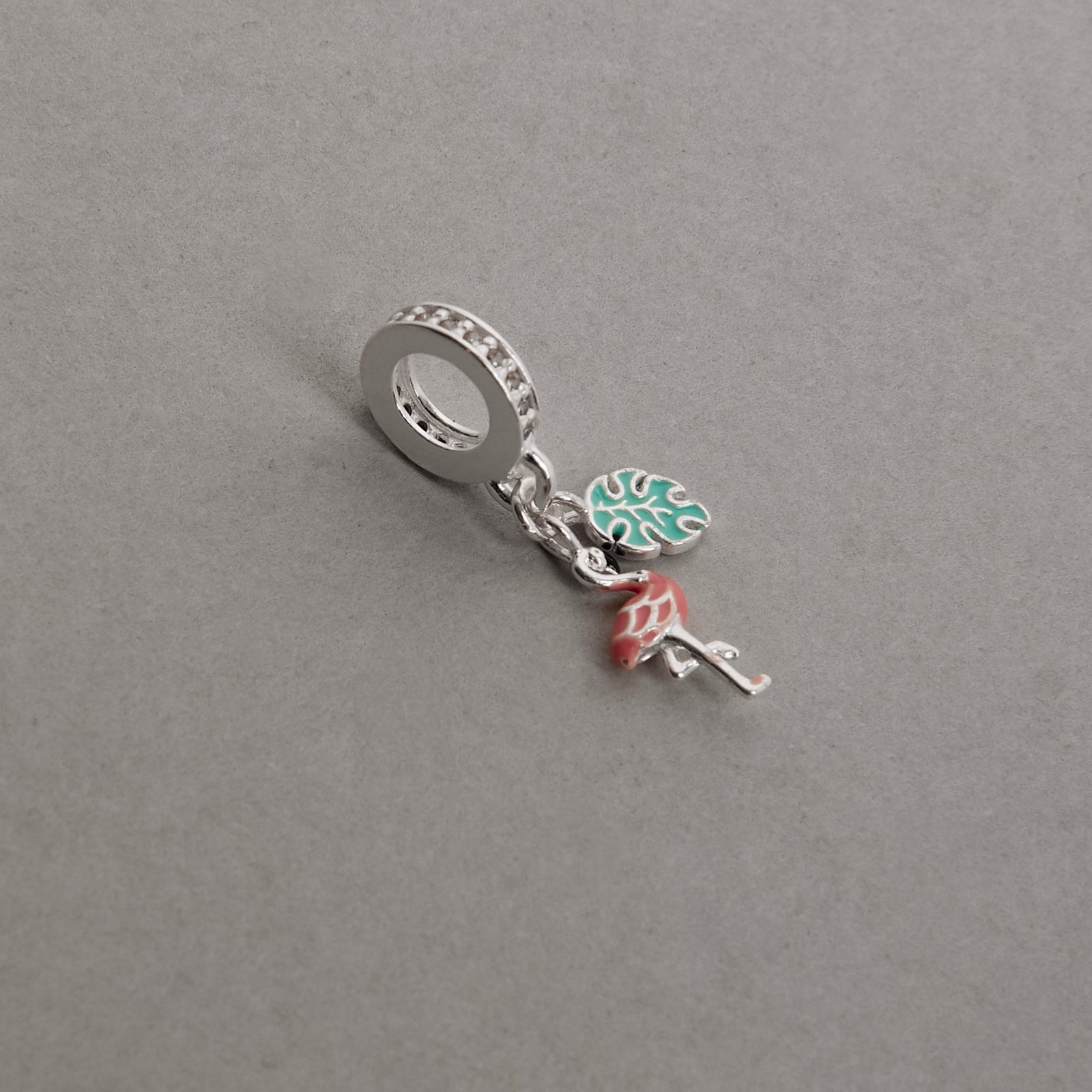 Berloque pingentes flamingo e folha 10mm elo cravejado resina