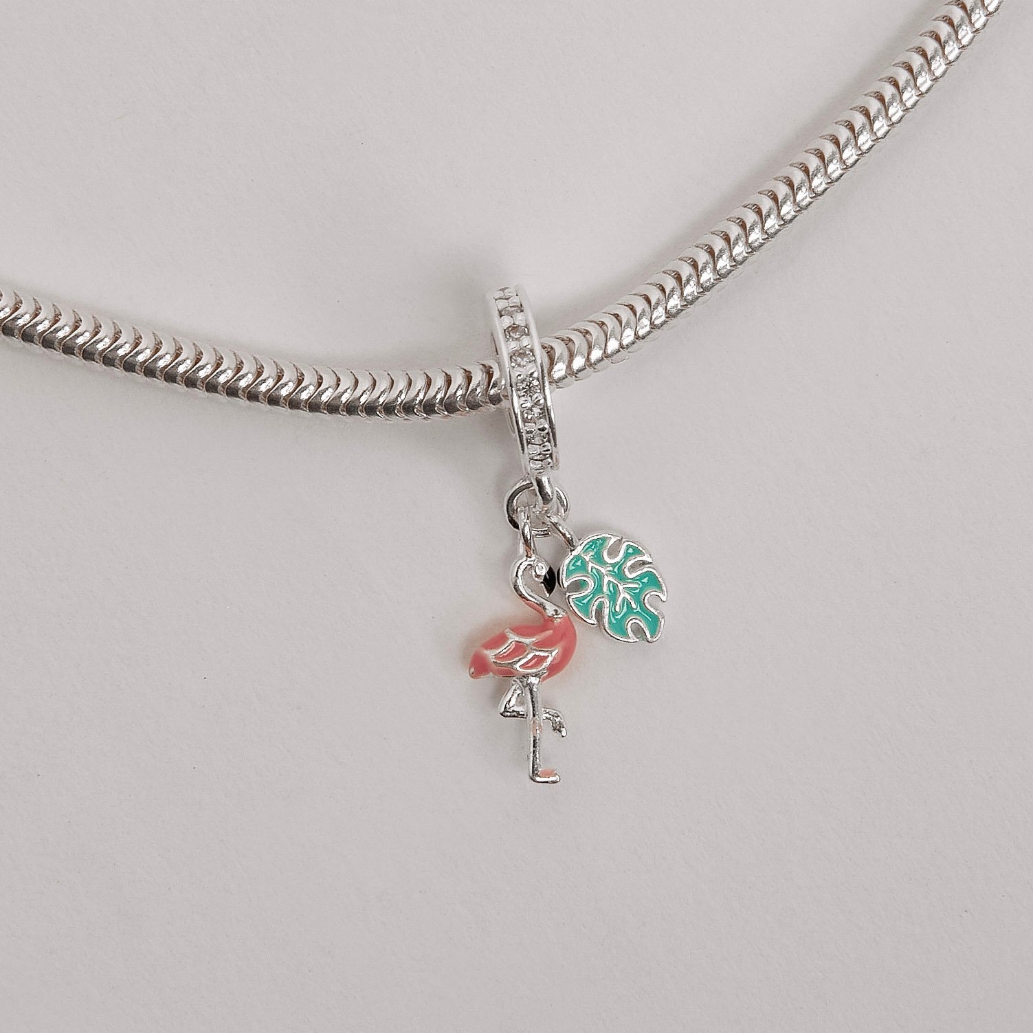 Berloque pingentes flamingo e folha 10mm elo cravejado resina