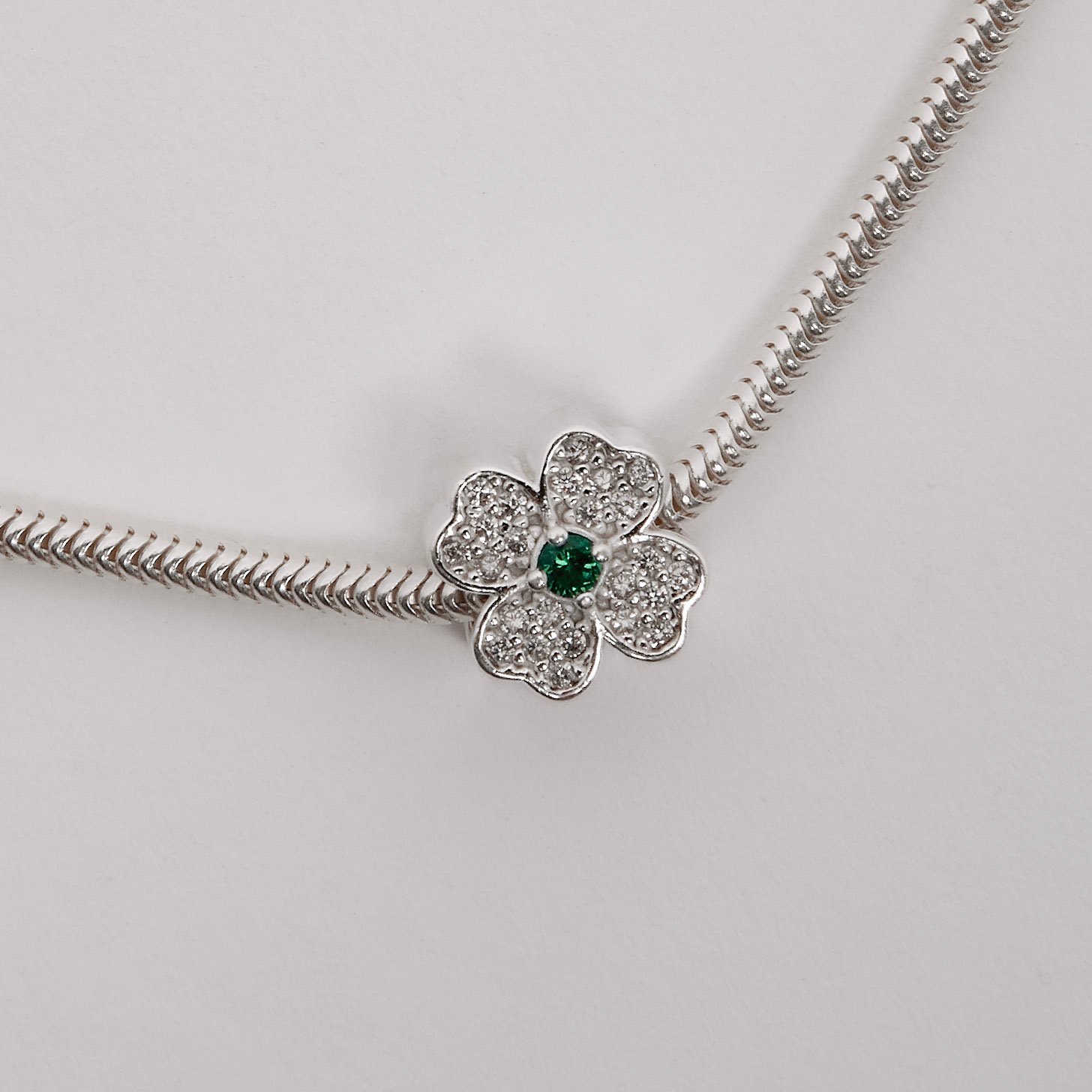 Berloque separador trevo cravejado 10mm detalhe zircônia verde