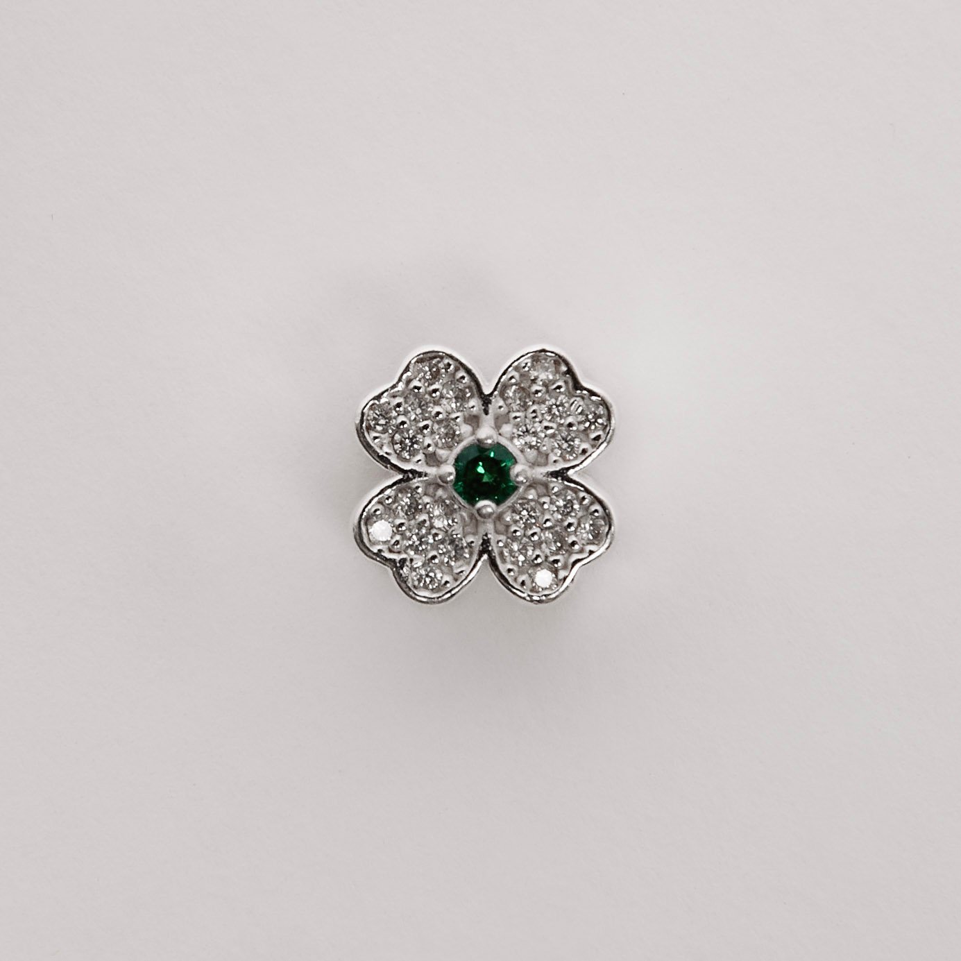Berloque separador trevo cravejado 10mm detalhe zircônia verde