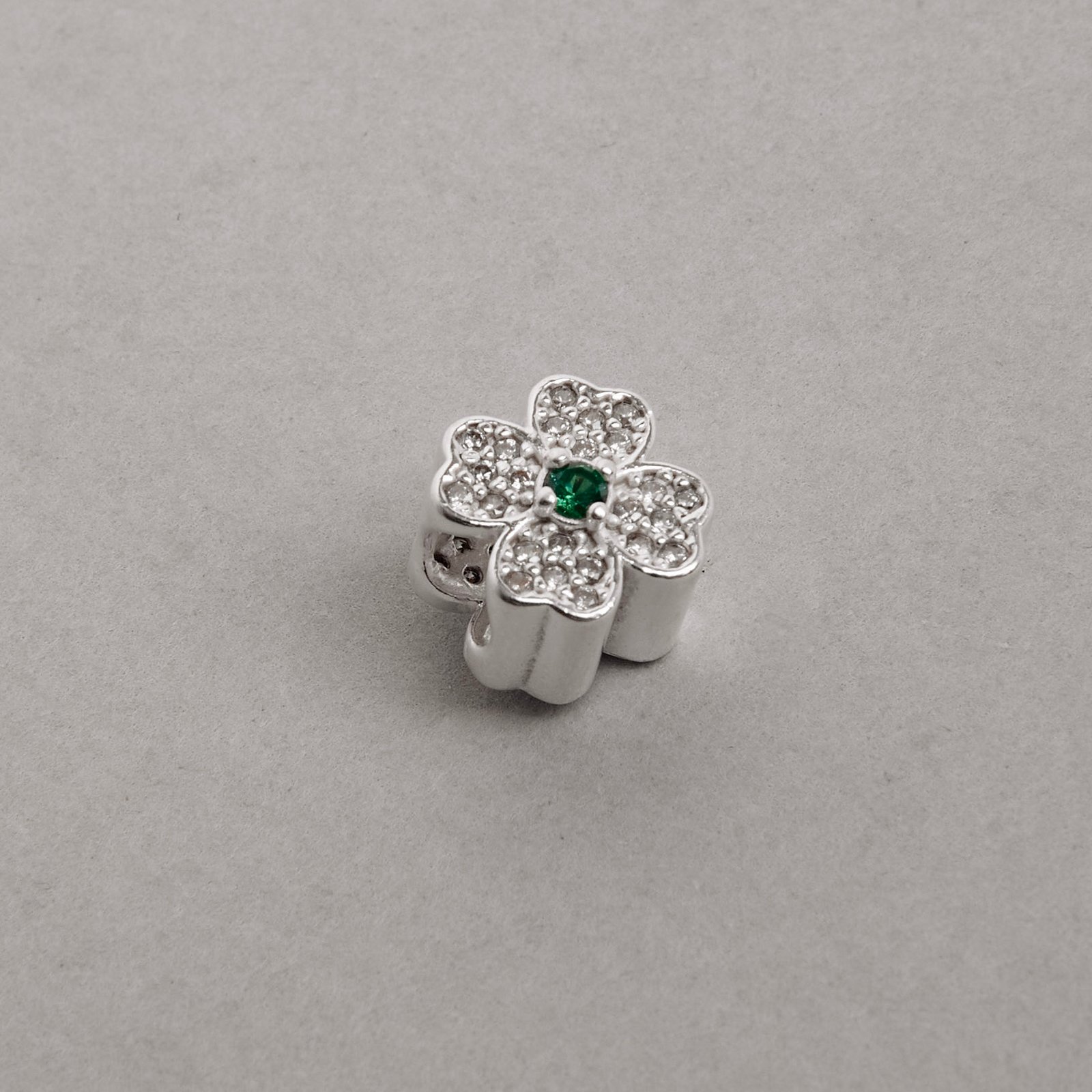 Berloque separador trevo cravejado 10mm detalhe zircônia verde