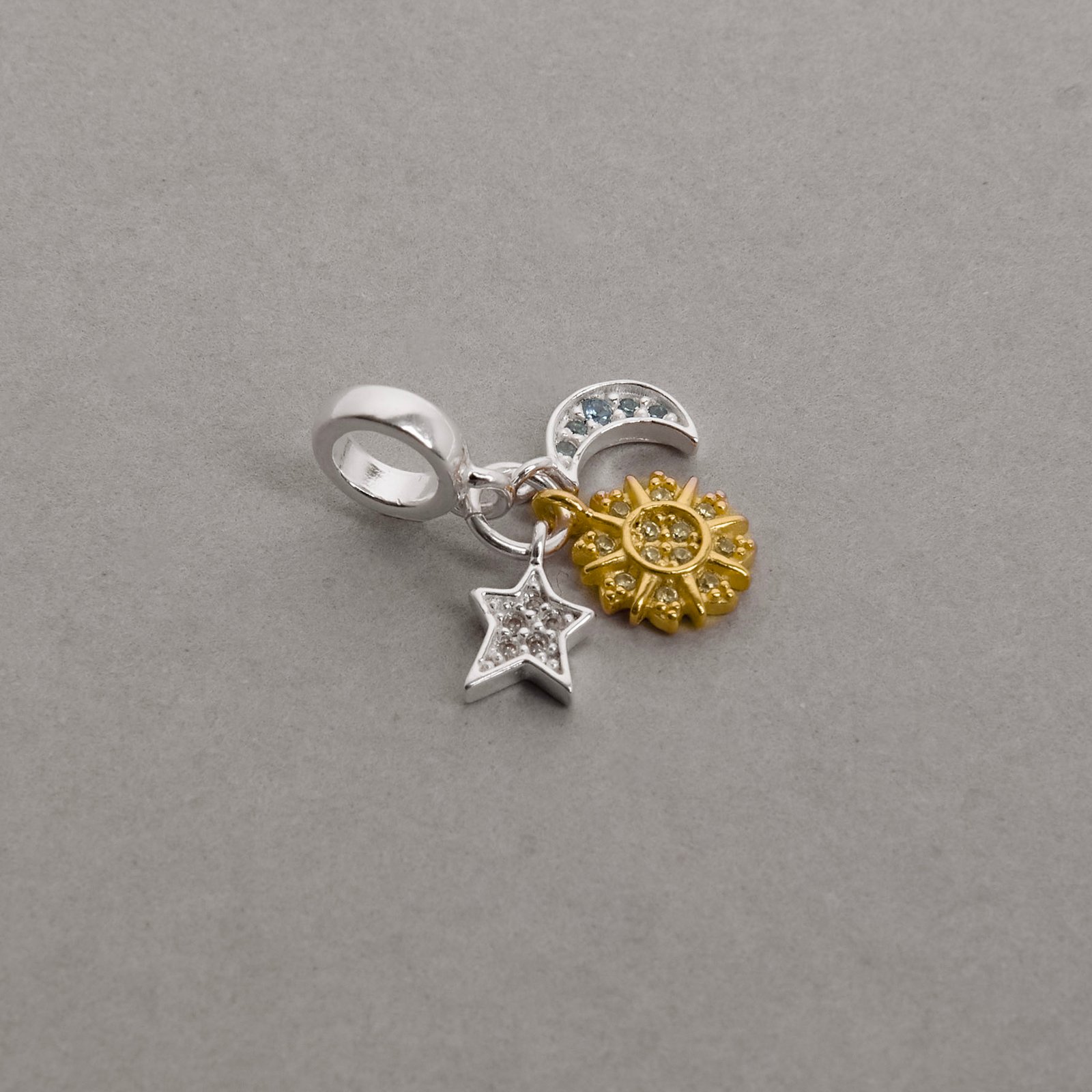 Berloque pingentes estrela, sol e lua cravejados detalhe ródio