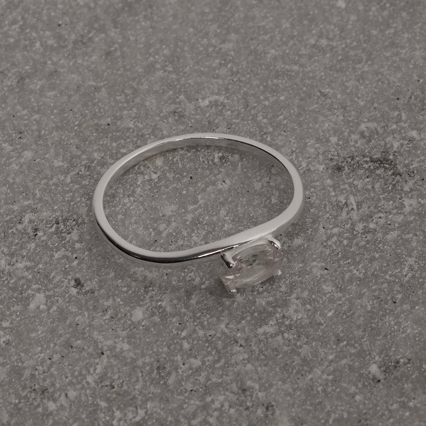 Anel ondulado detalhe zircônia oval