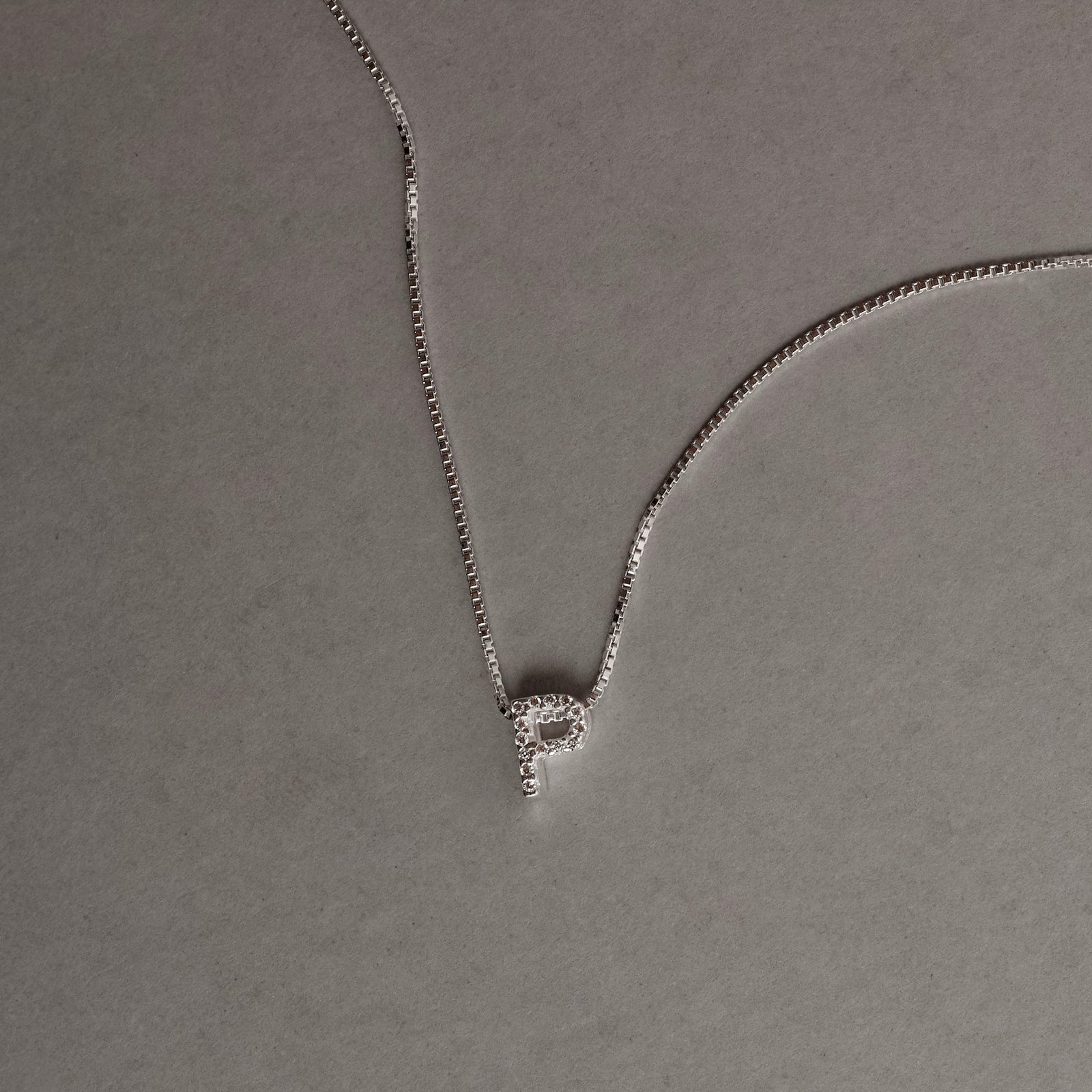 Colar letra P cravejada 6mm 45cm