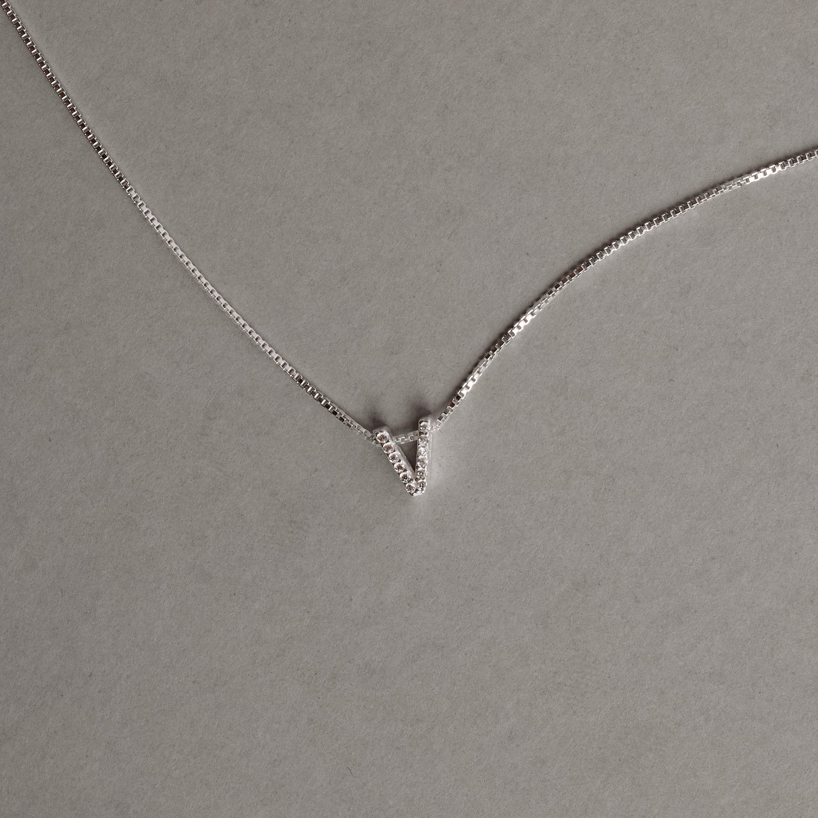 Colar letra V cravejada 6mm 45cm