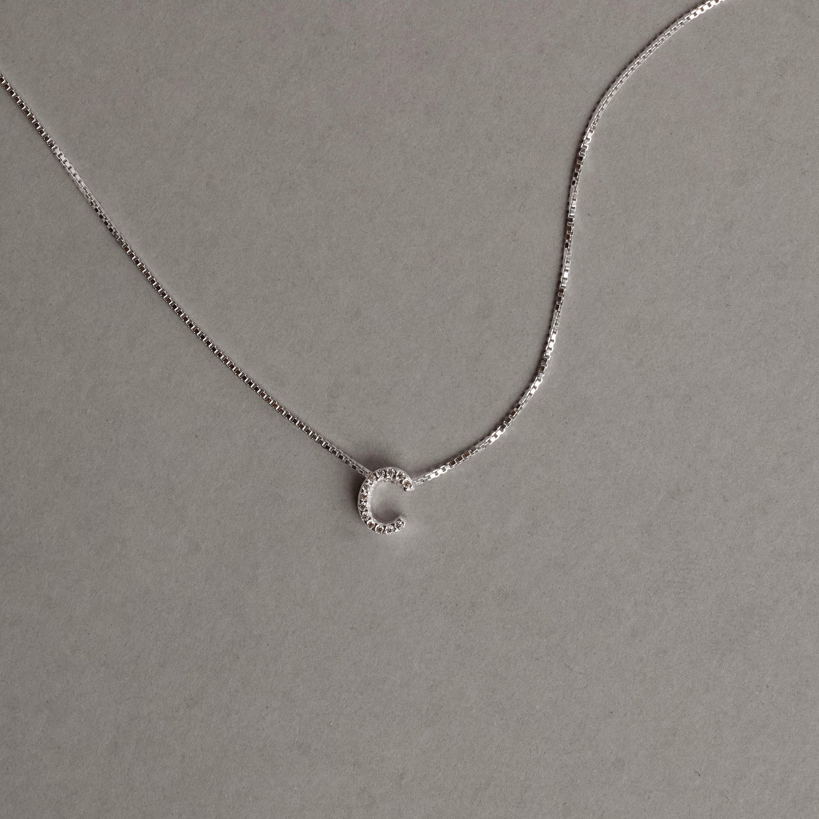 Colar letra C cravejada 6mm 45cm