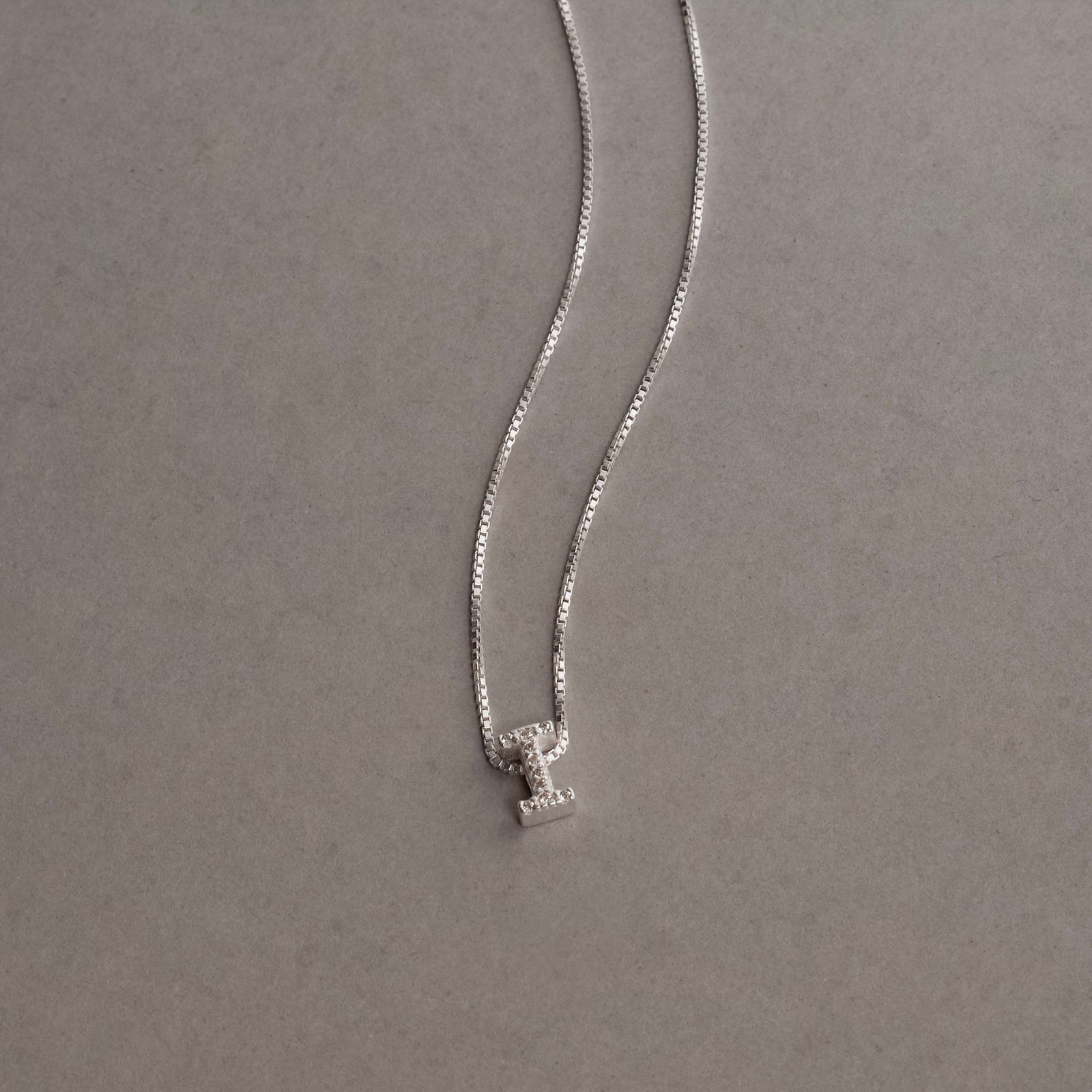 Colar letra I cravejada 6mm 45cm