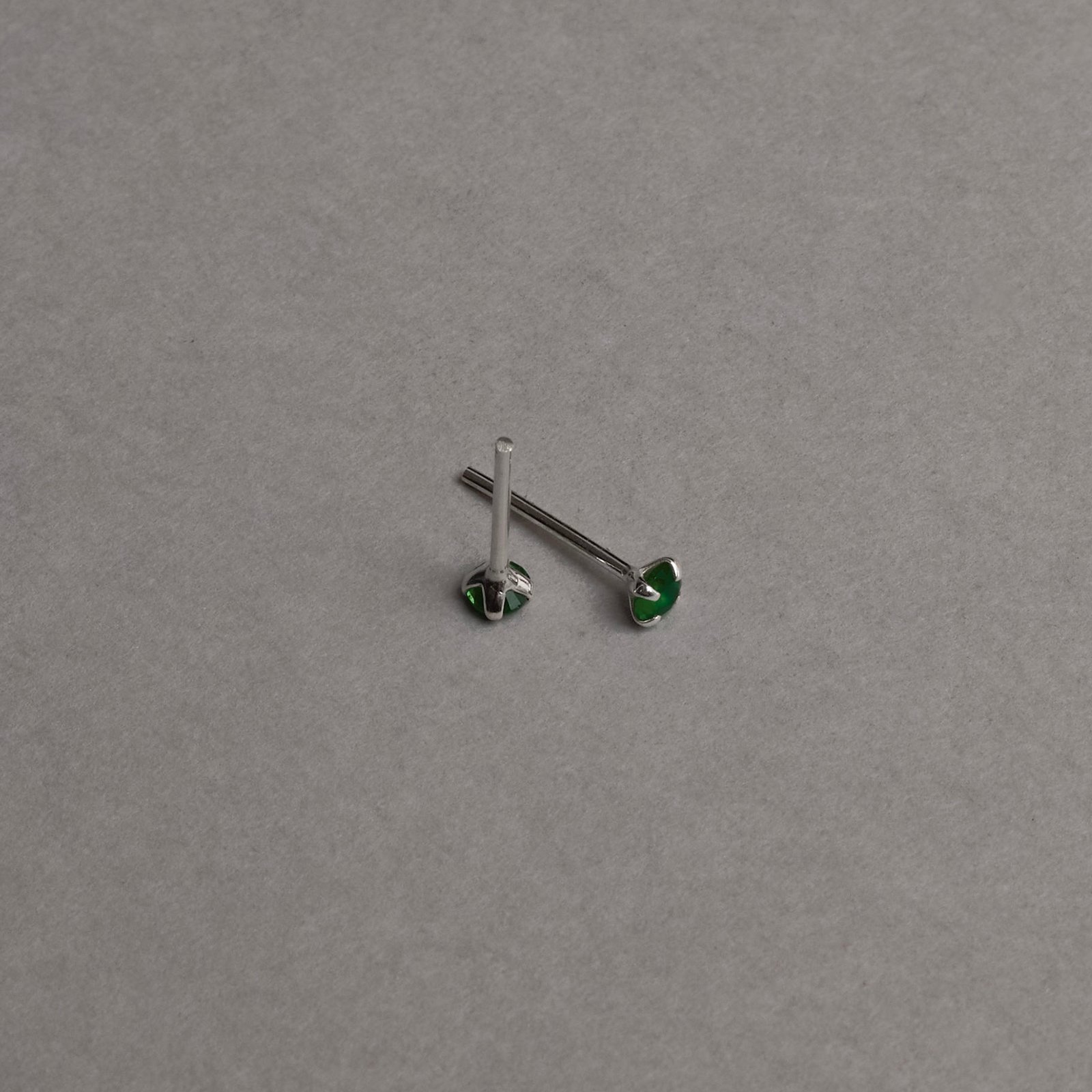 Brinco zircônia redonda esmeralda 3mm