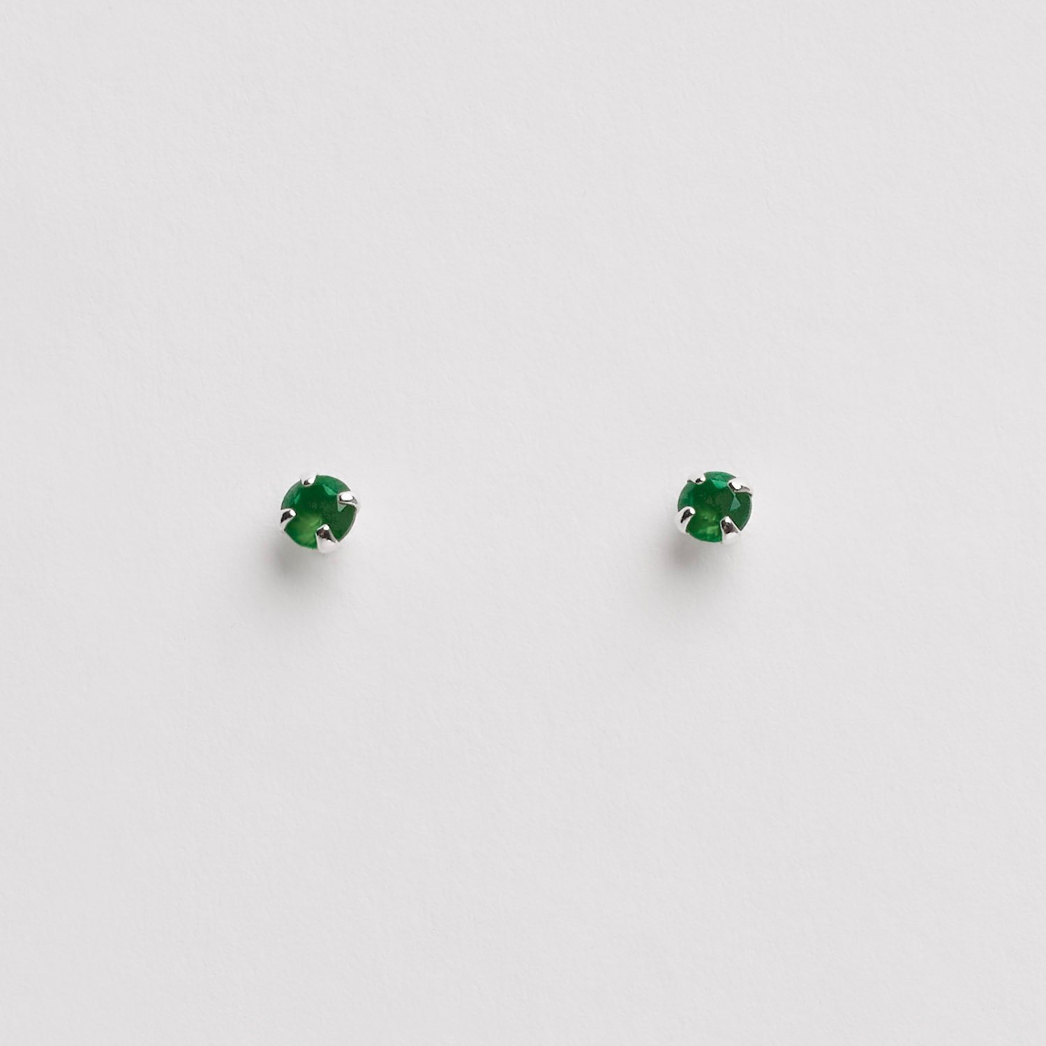 Brinco zircônia redonda esmeralda 3mm