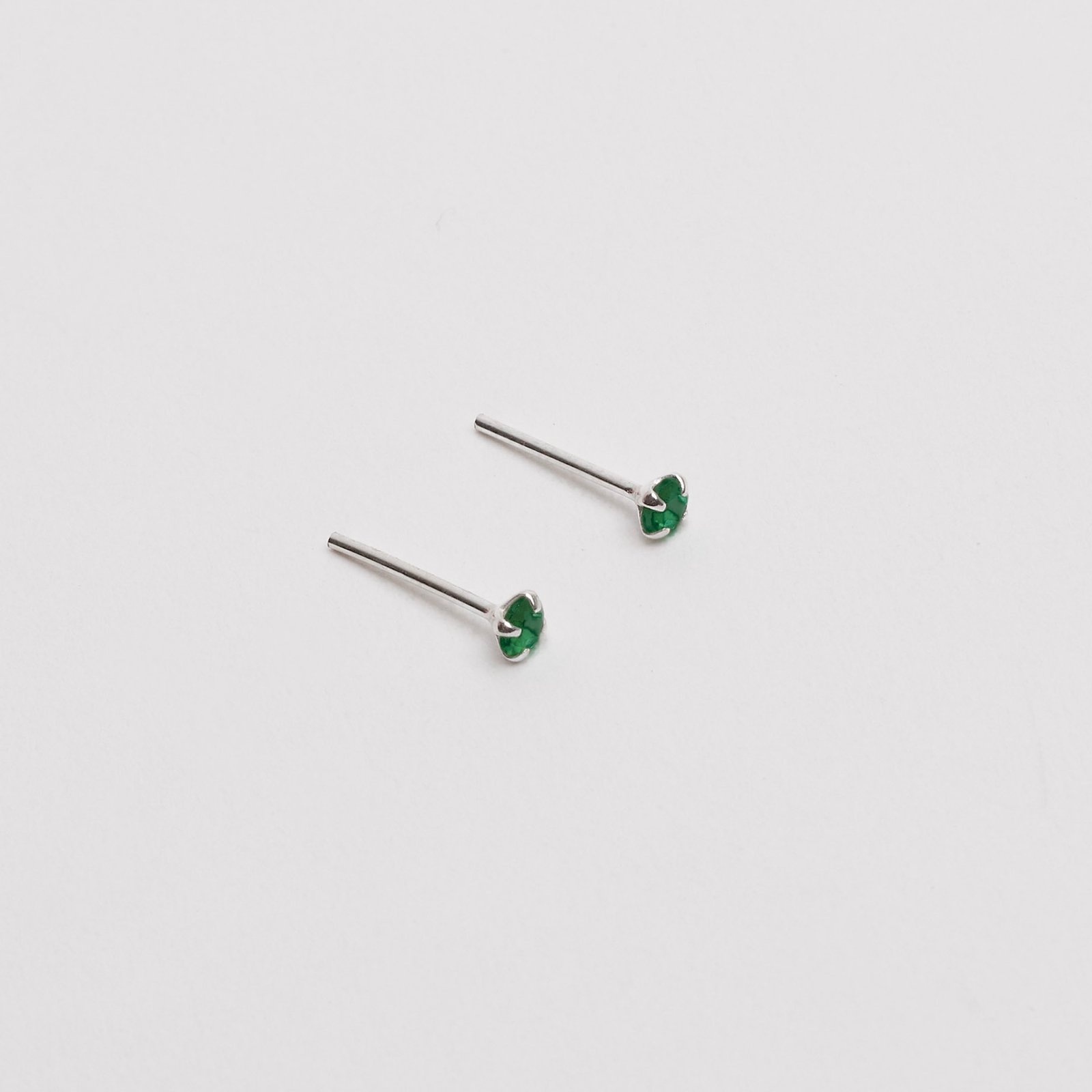 Brinco zircônia redonda esmeralda 3mm