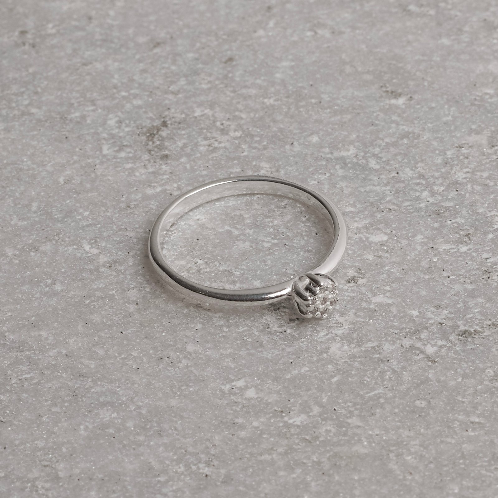 Anel solitário mini zircônias