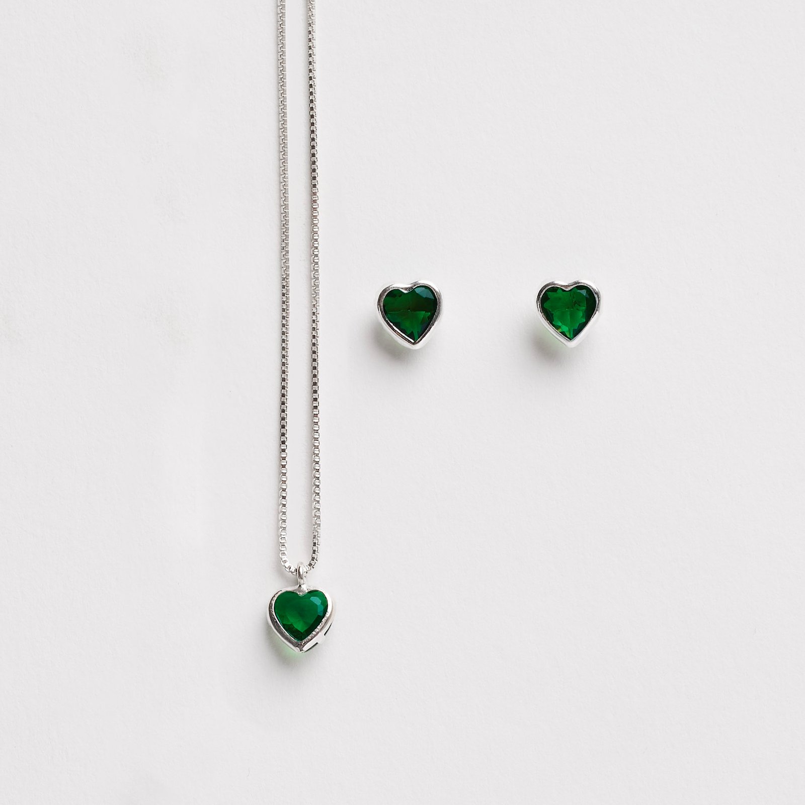 Conjunto brinco e colar zircônia coração esmeralda embutida 6mm 40cm