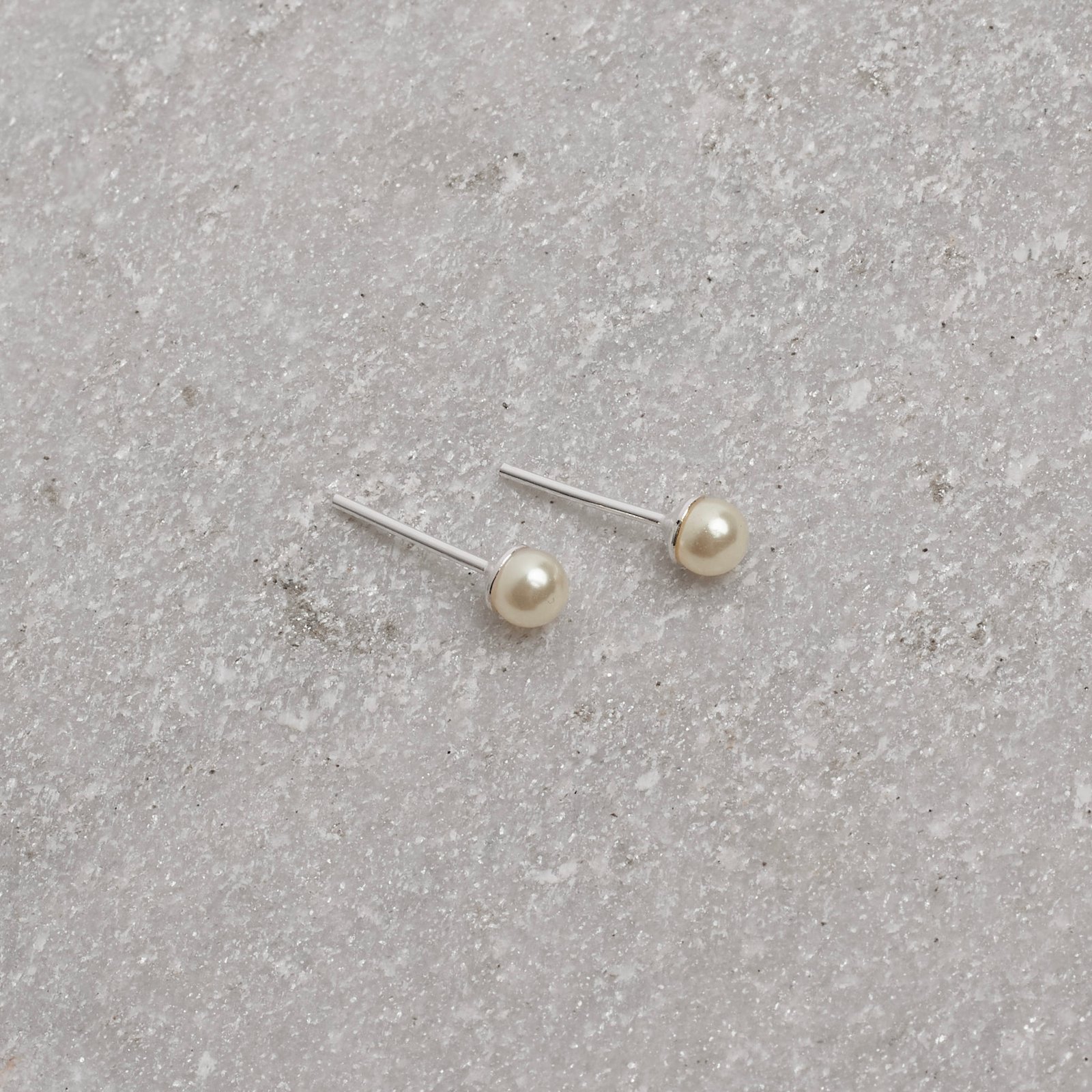 Brinco pérola 4mm