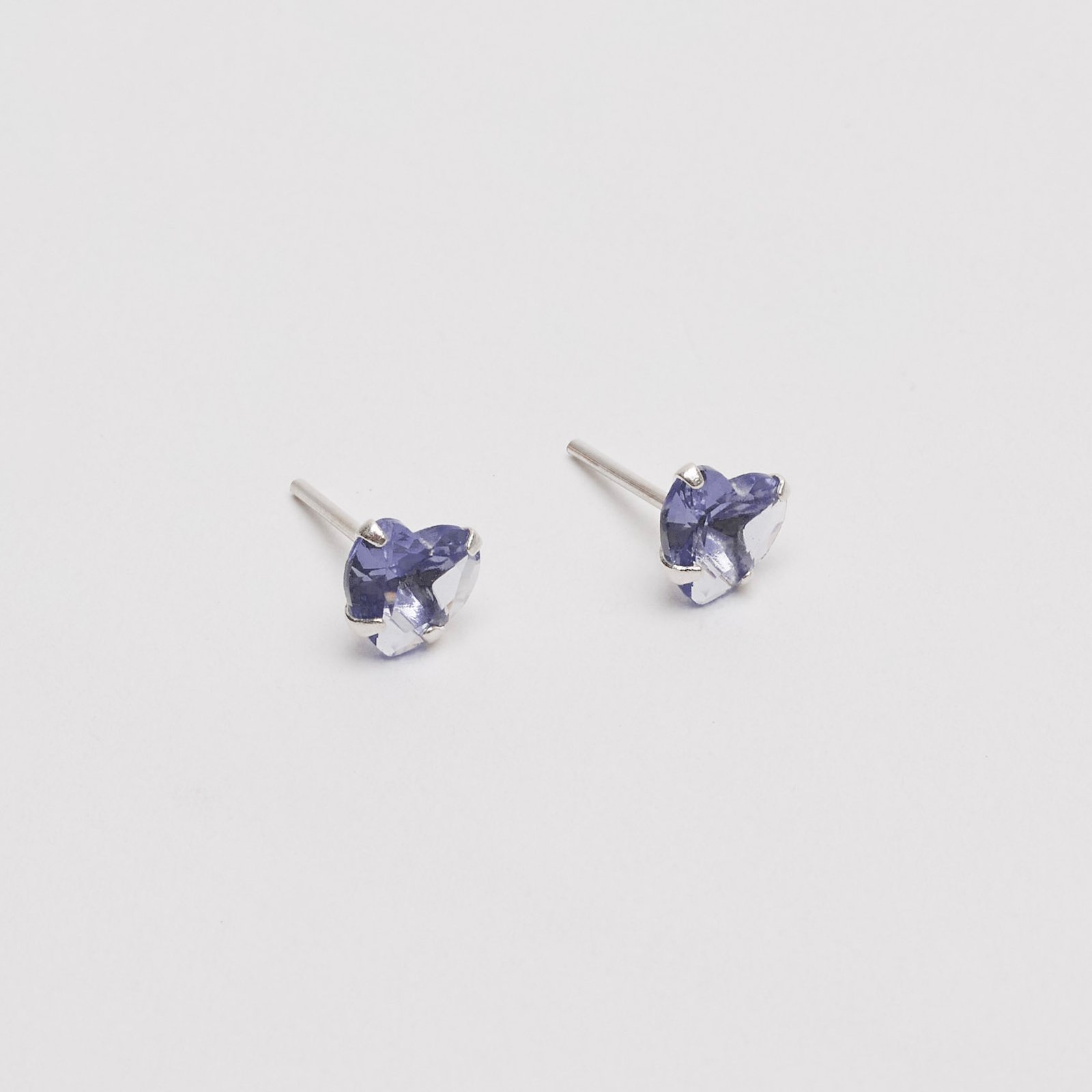 Brinco zircônia coração lilás 6mm