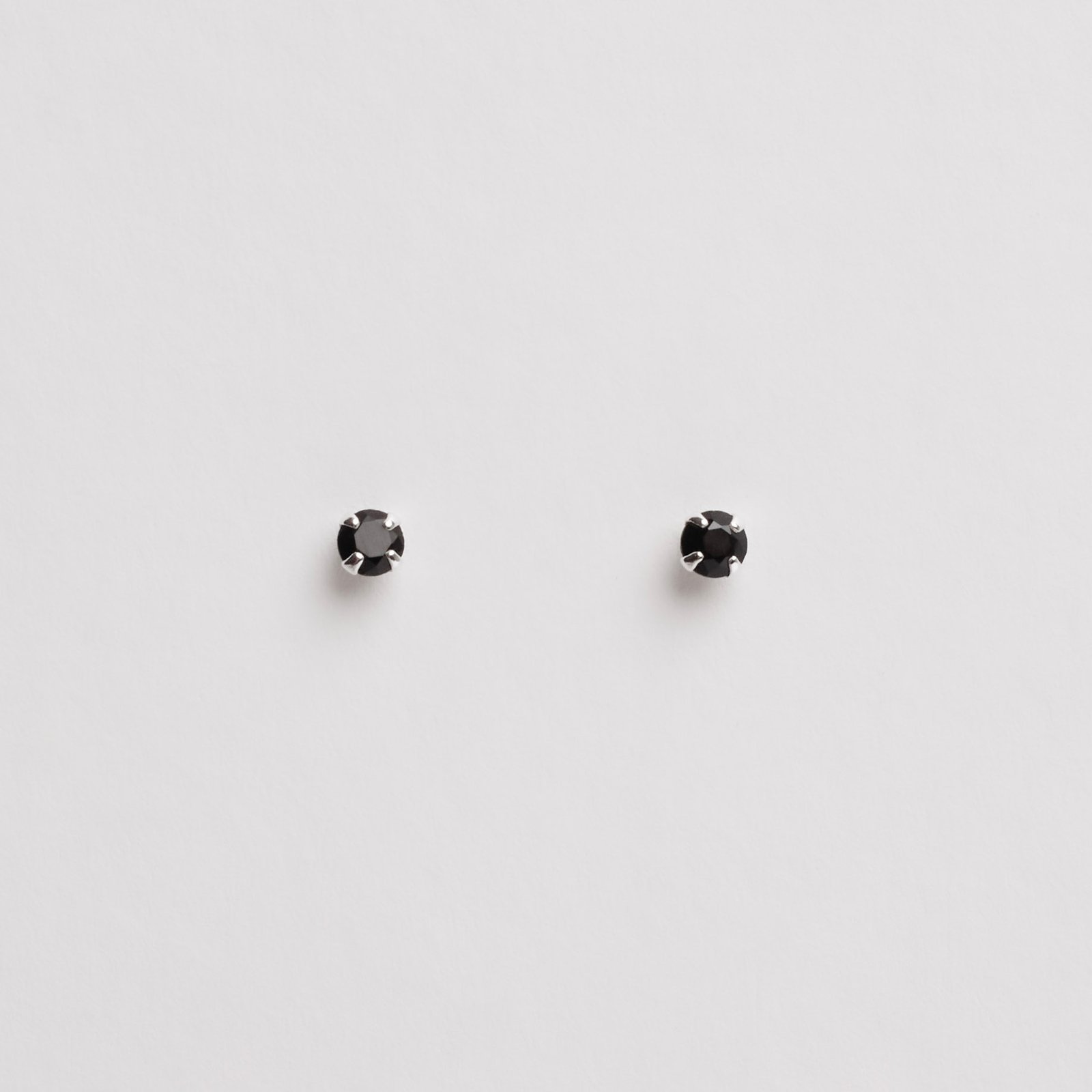 Brinco zircônia redonda ônix 3mm