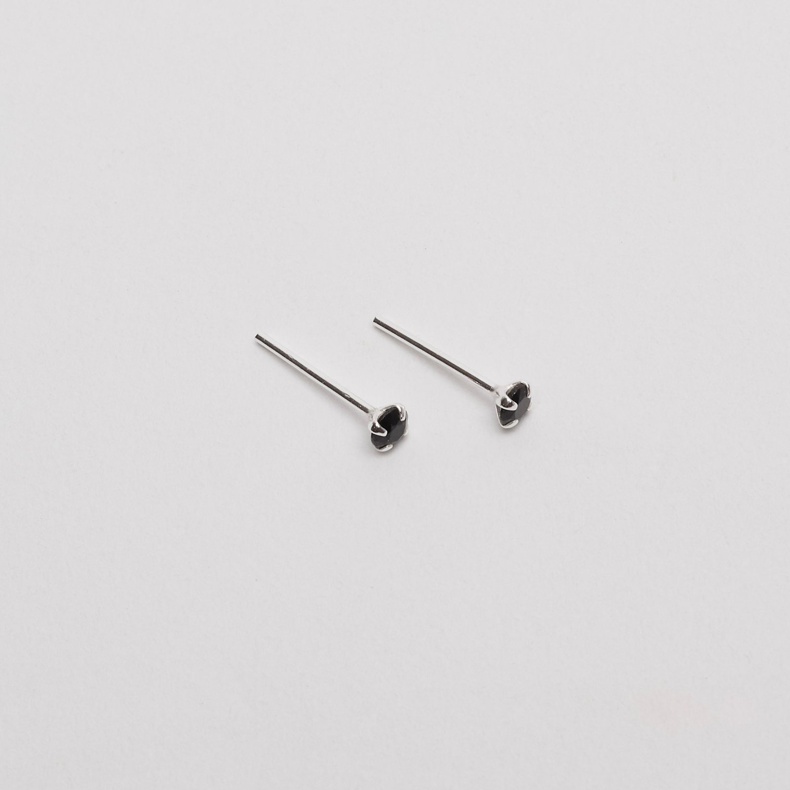 Brinco zircônia redonda ônix 3mm