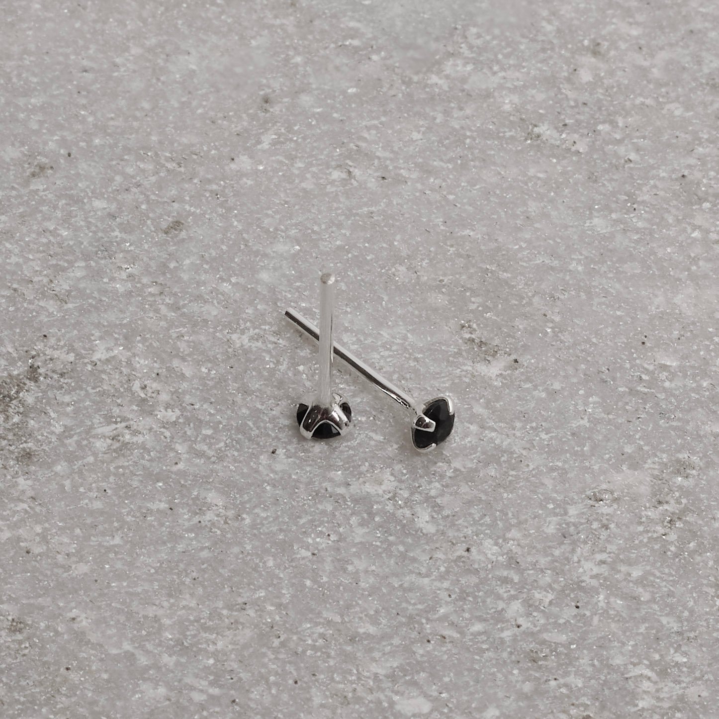 Brinco zircônia redonda ônix 3mm